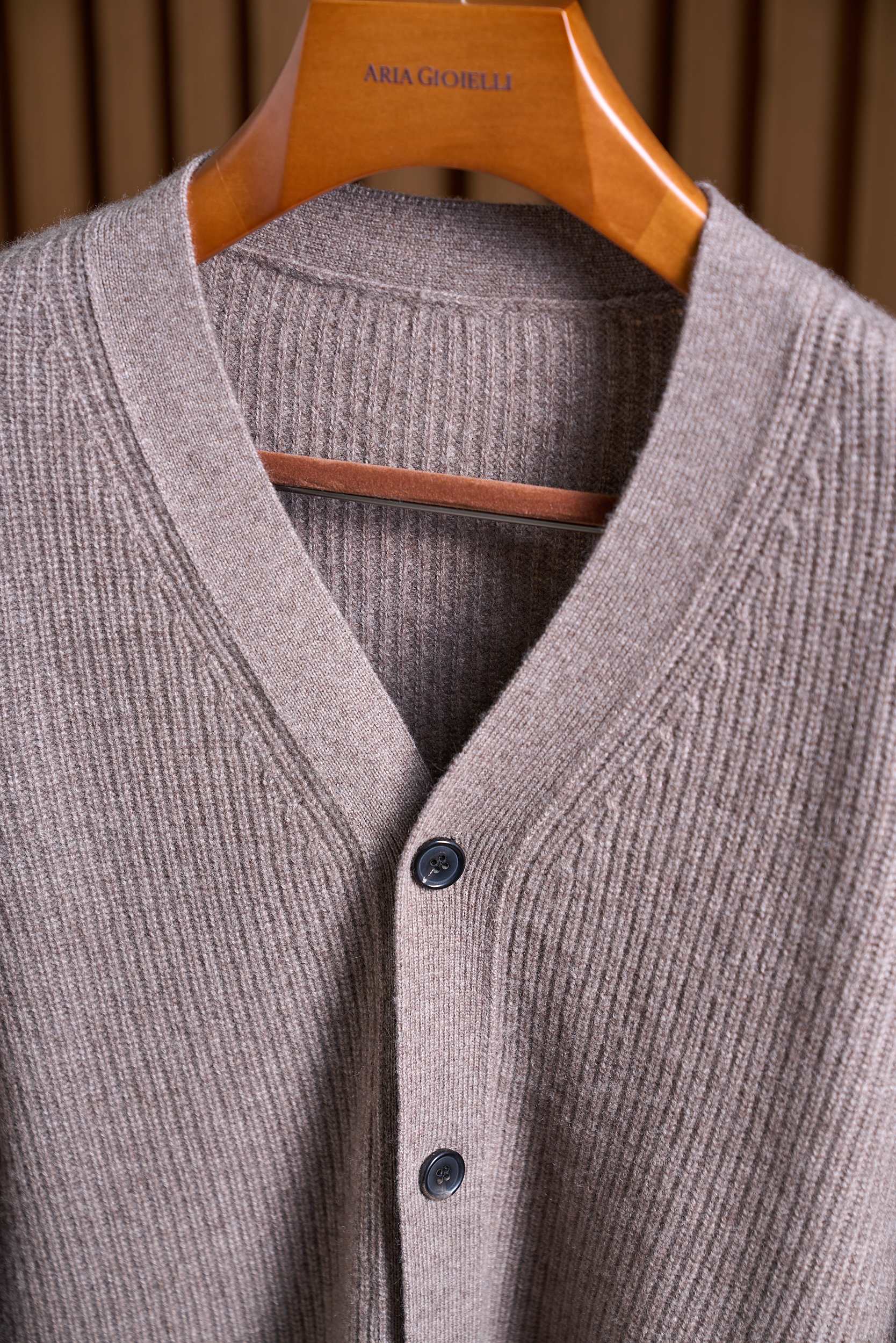 布莱奥尼简约元宝针织法！内搭外穿通勤舒适含35羊绒65羊毛精纺纱线牛角扣款羊绒开衫男士通勤的舒适与质感之