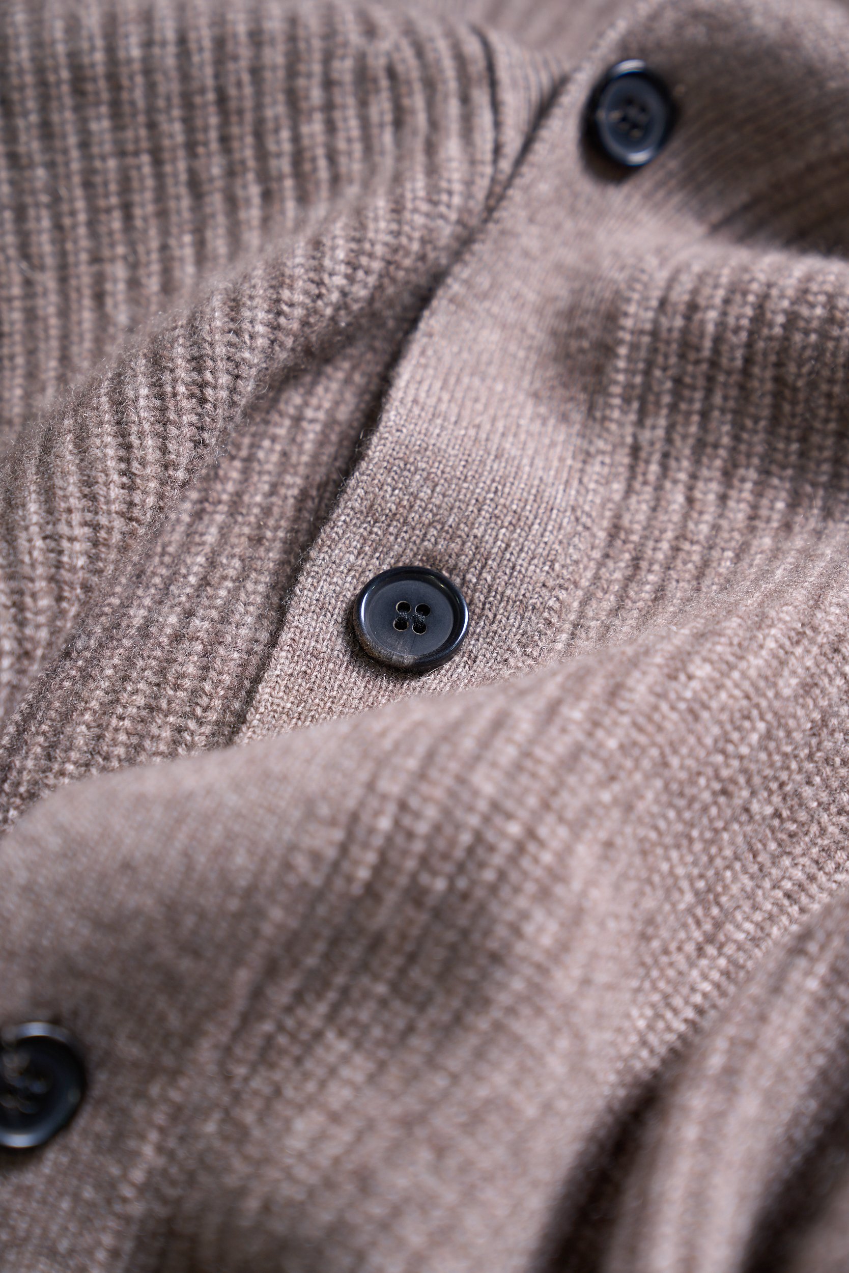 布莱奥尼简约元宝针织法！内搭外穿通勤舒适含35羊绒65羊毛精纺纱线牛角扣款羊绒开衫男士通勤的舒适与质感之