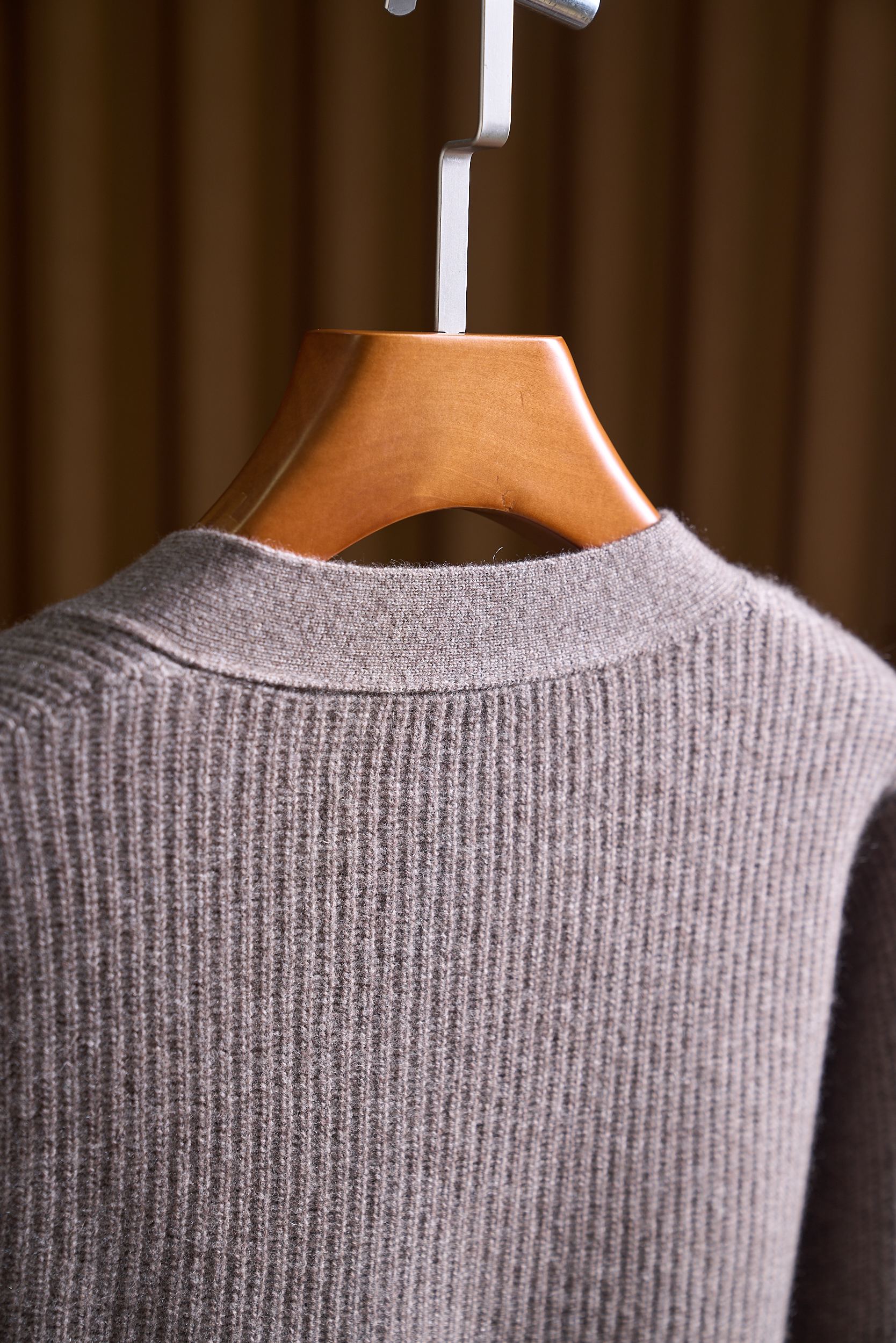 布莱奥尼简约元宝针织法！内搭外穿通勤舒适含35羊绒65羊毛精纺纱线牛角扣款羊绒开衫男士通勤的舒适与质感之