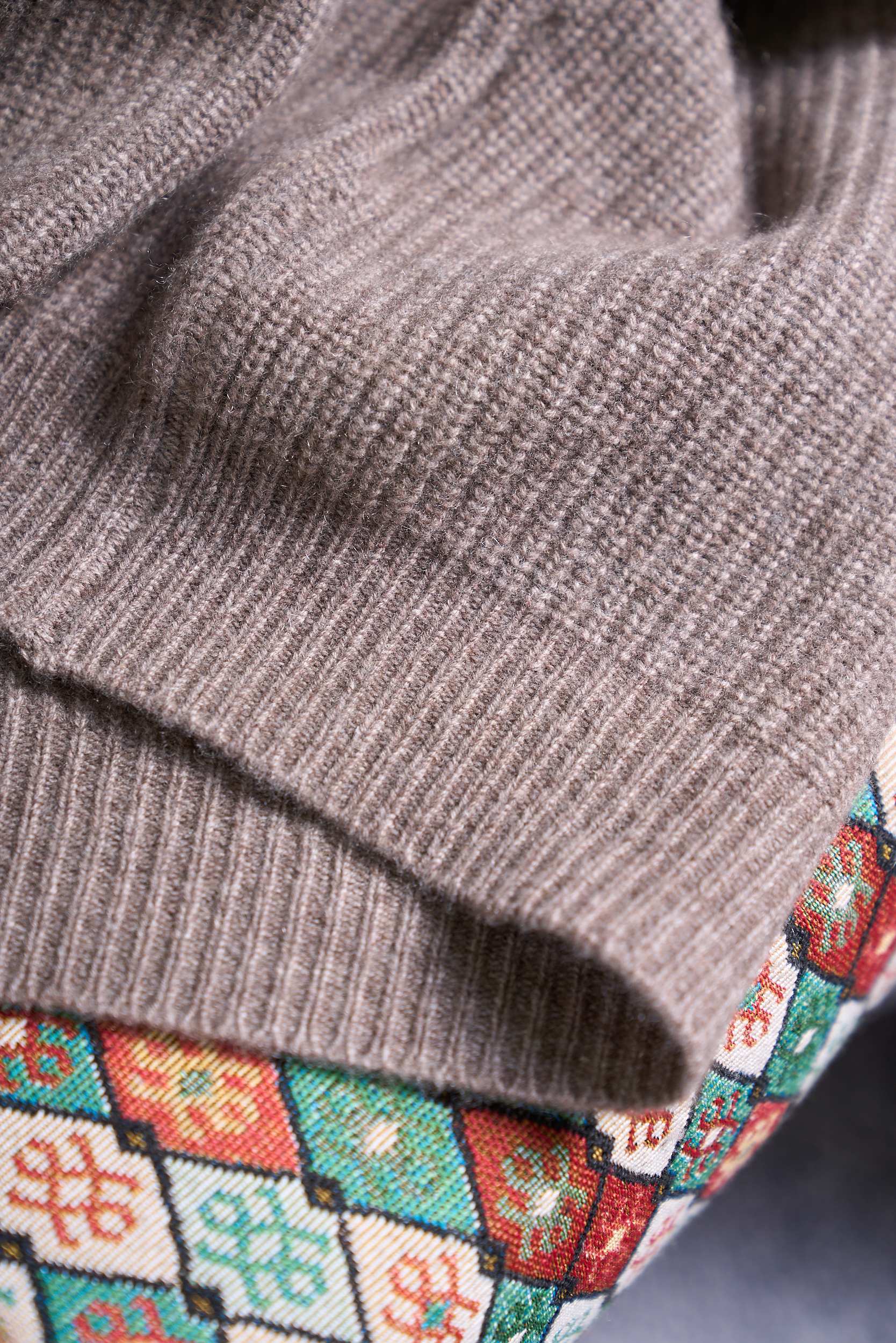 布莱奥尼简约元宝针织法！内搭外穿通勤舒适含35羊绒65羊毛精纺纱线牛角扣款羊绒开衫男士通勤的舒适与质感之