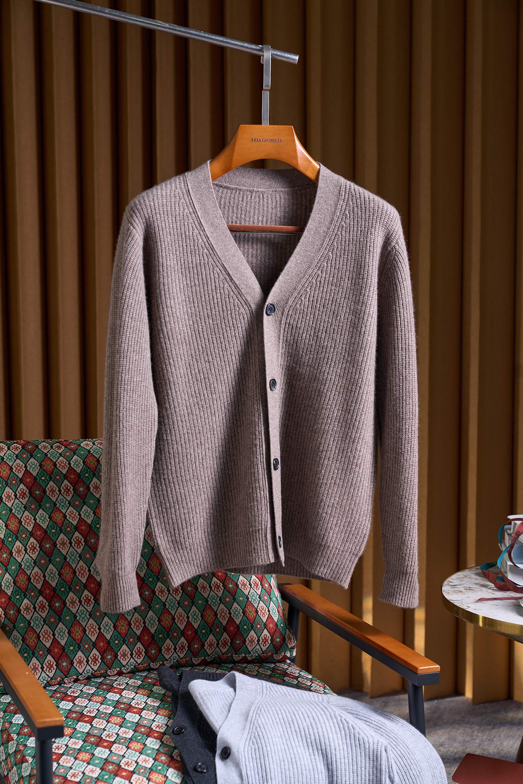 布莱奥尼简约元宝针织法！内搭外穿通勤舒适含35羊绒65羊毛精纺纱线牛角扣款羊绒开衫男士通勤的舒适与质感之