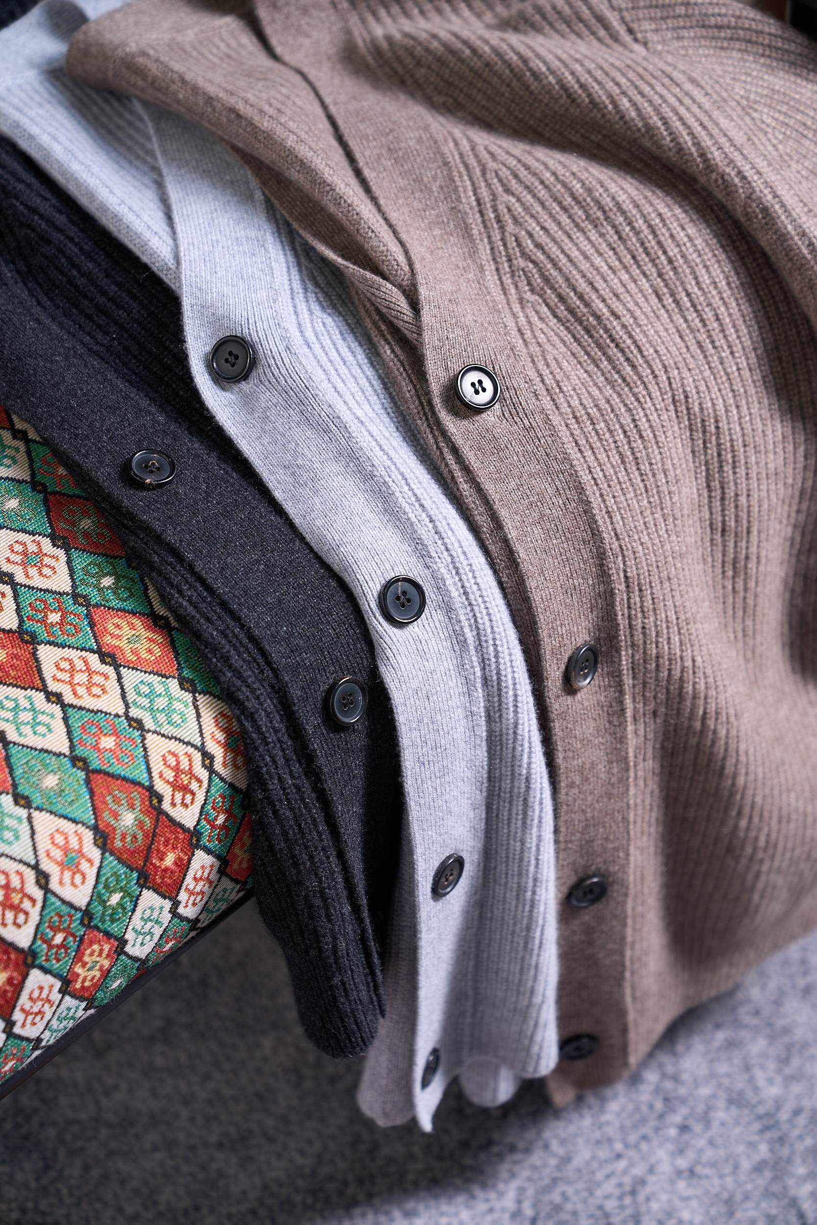 布莱奥尼简约元宝针织法！内搭外穿通勤舒适含35羊绒65羊毛精纺纱线牛角扣款羊绒开衫男士通勤的舒适与质感之