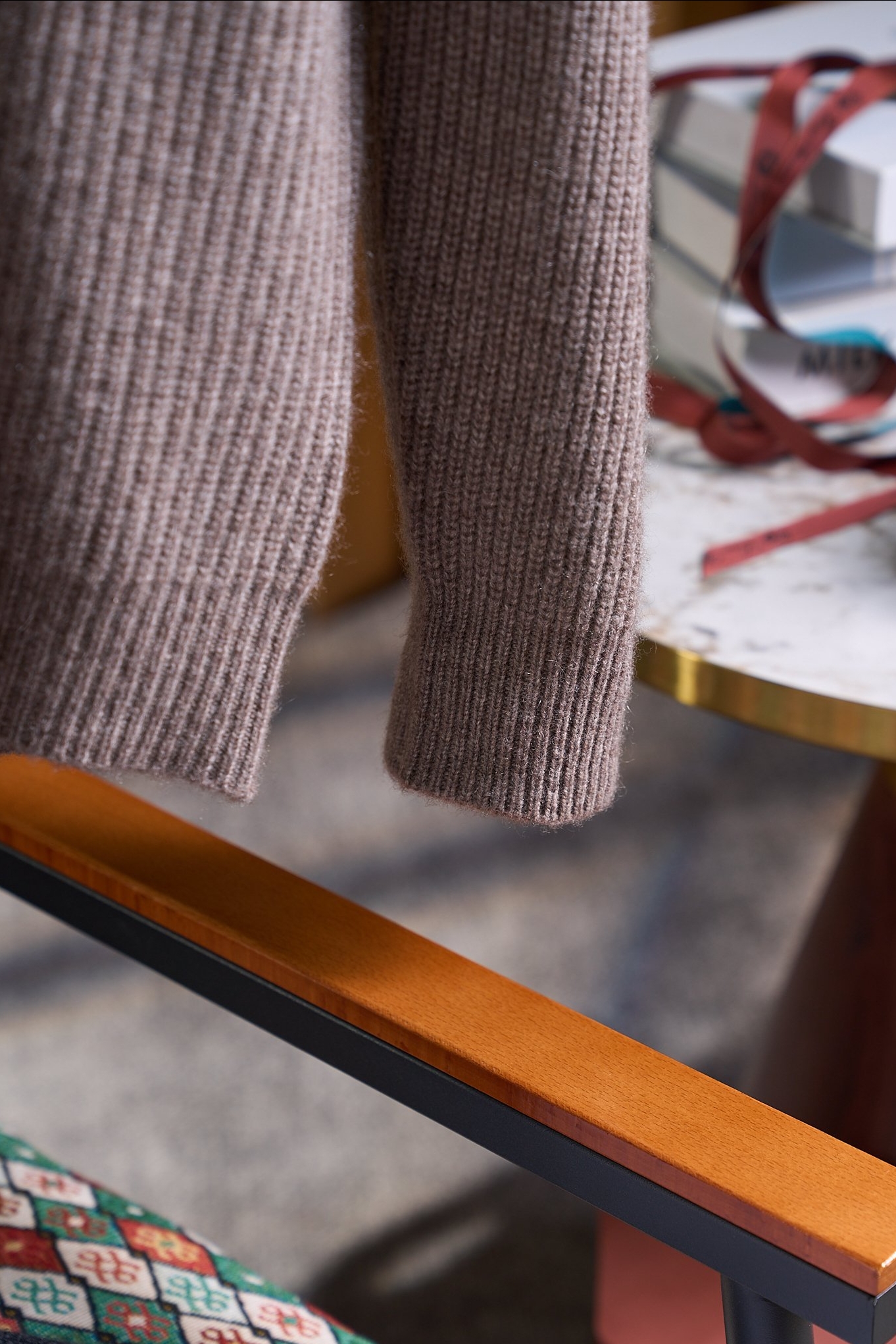 布莱奥尼简约元宝针织法！内搭外穿通勤舒适含35羊绒65羊毛精纺纱线牛角扣款羊绒开衫男士通勤的舒适与质感之