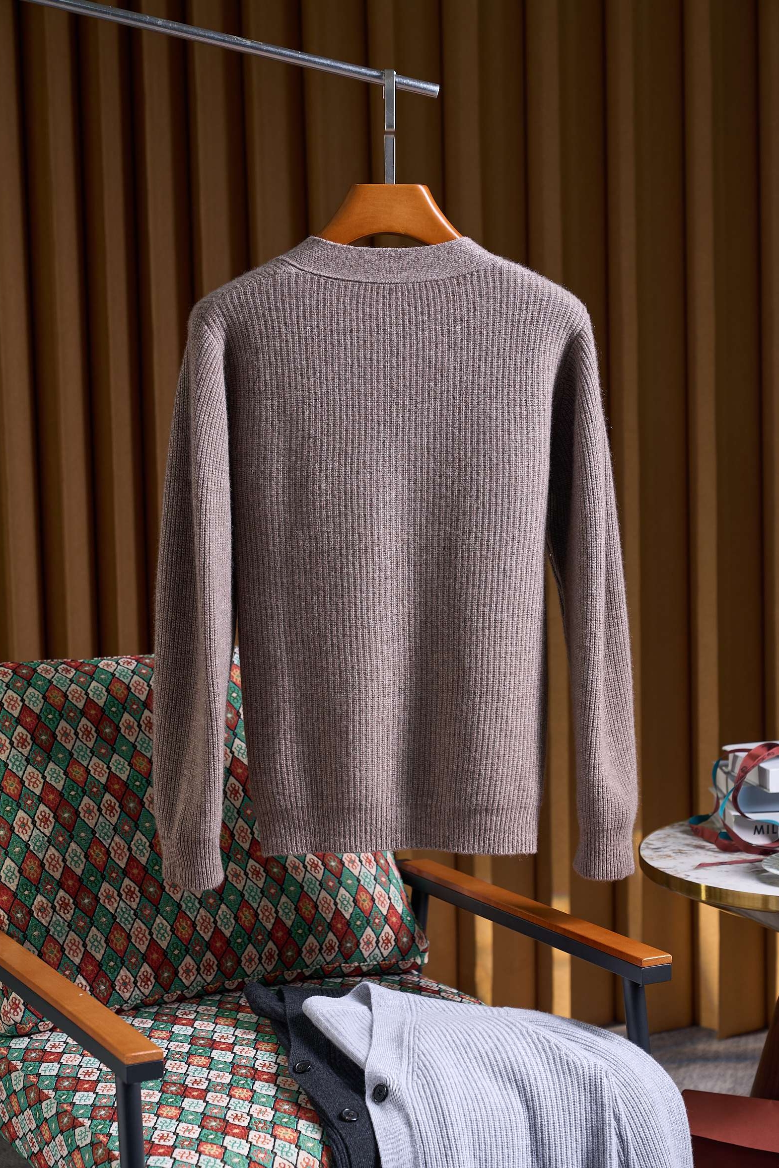 布莱奥尼简约元宝针织法！内搭外穿通勤舒适含35羊绒65羊毛精纺纱线牛角扣款羊绒开衫男士通勤的舒适与质感之