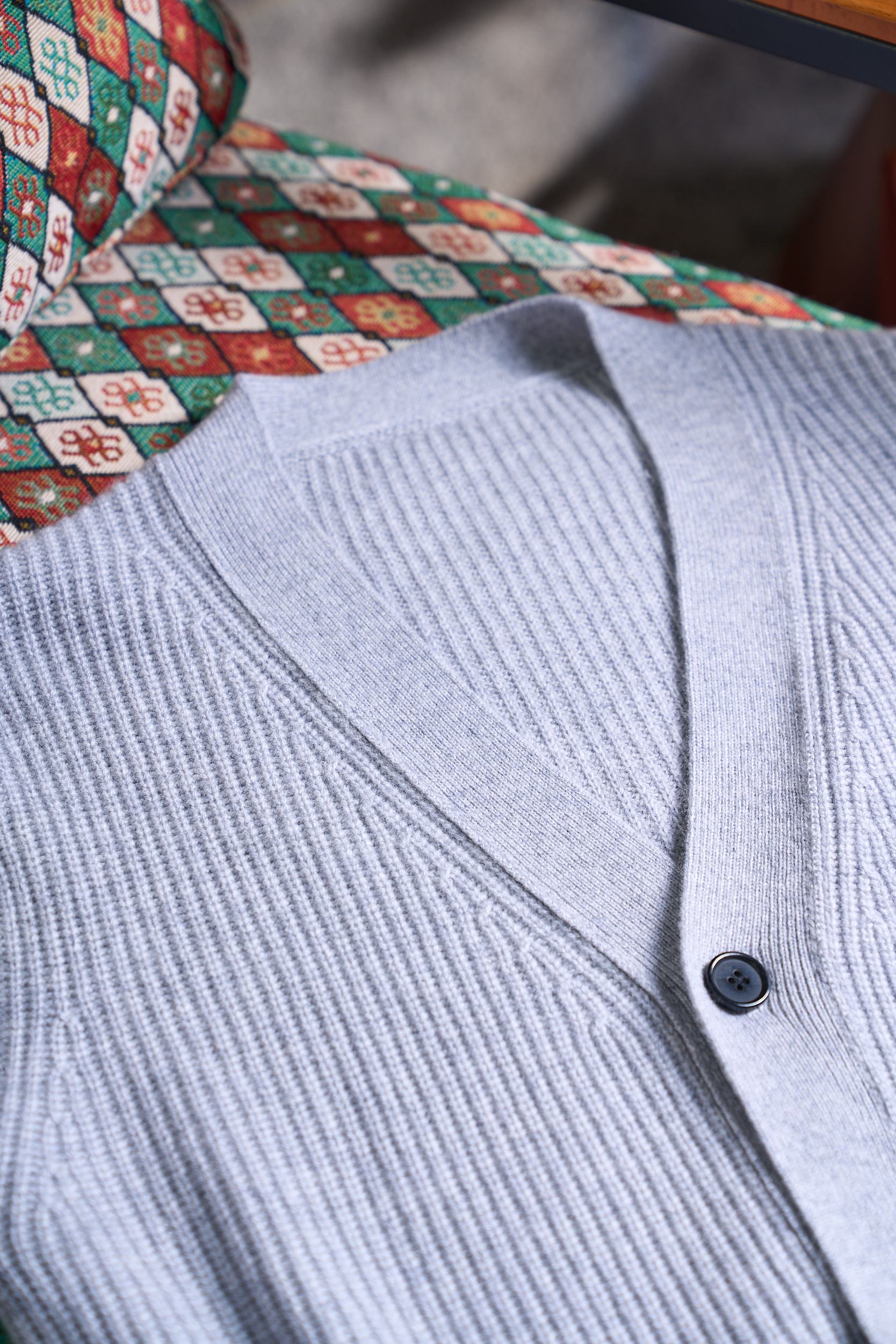 布莱奥尼简约元宝针织法！内搭外穿通勤舒适含35羊绒65羊毛精纺纱线牛角扣款羊绒开衫男士通勤的舒适与质感之