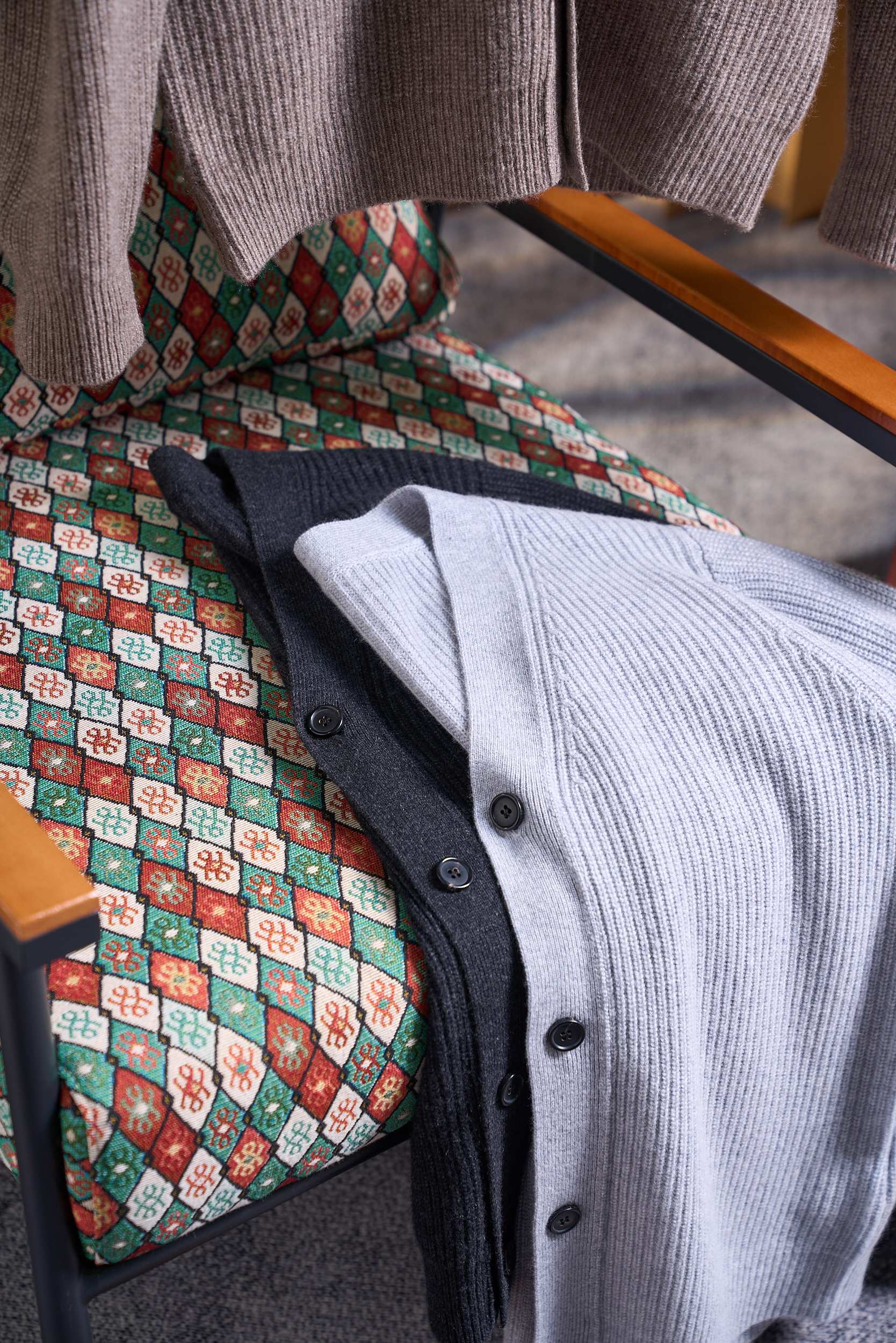 布莱奥尼简约元宝针织法！内搭外穿通勤舒适含35羊绒65羊毛精纺纱线牛角扣款羊绒开衫男士通勤的舒适与质感之