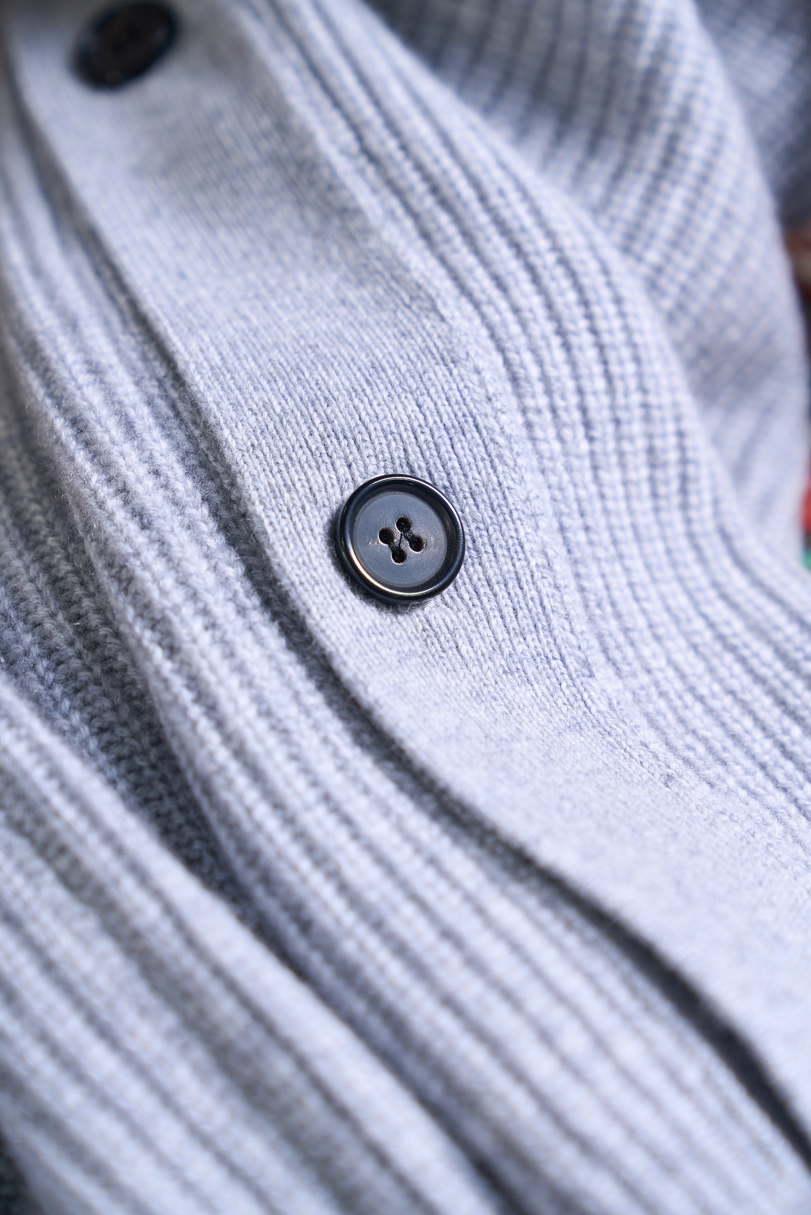 布莱奥尼简约元宝针织法！内搭外穿通勤舒适含35羊绒65羊毛精纺纱线牛角扣款羊绒开衫男士通勤的舒适与质感之