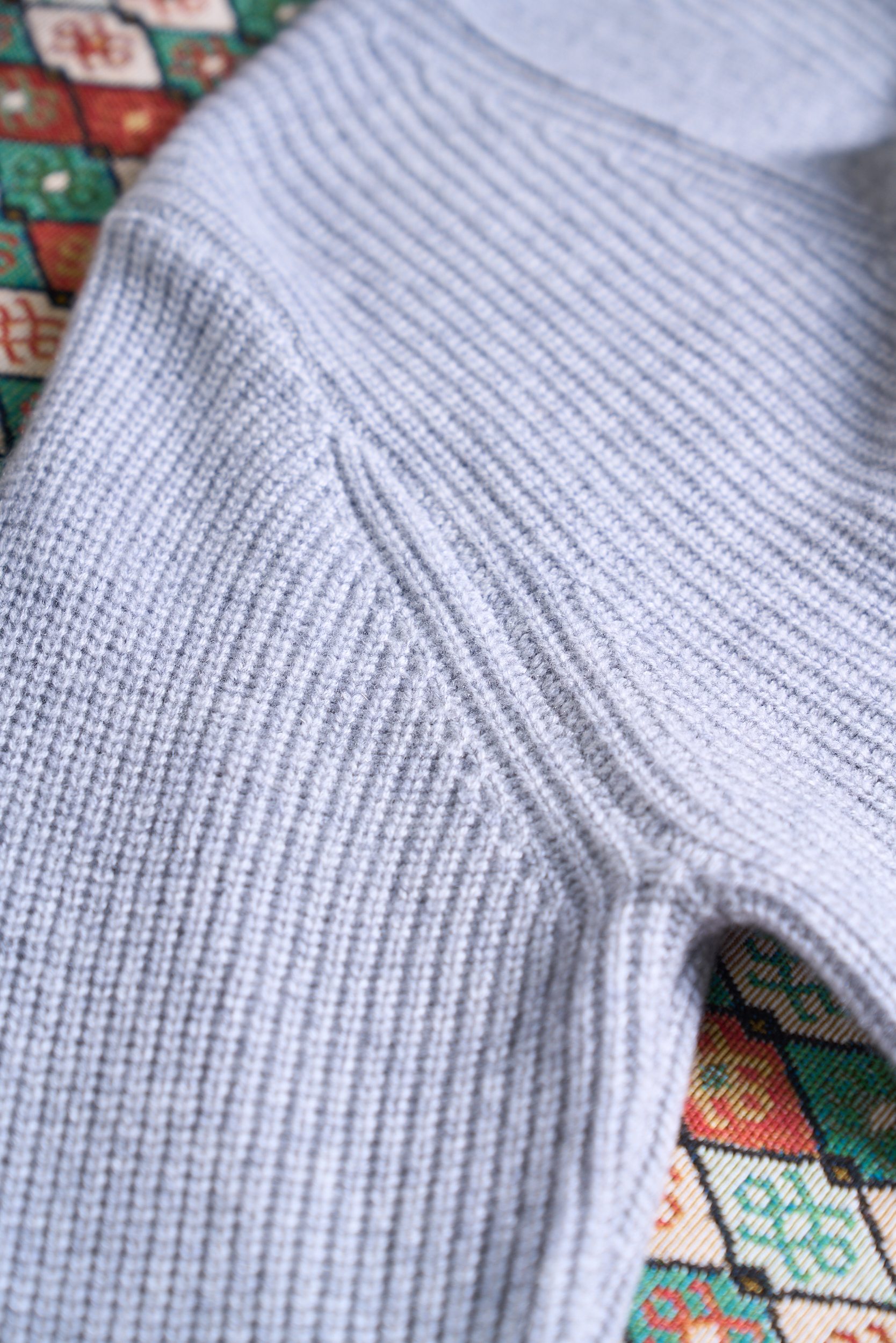 布莱奥尼简约元宝针织法！内搭外穿通勤舒适含35羊绒65羊毛精纺纱线牛角扣款羊绒开衫男士通勤的舒适与质感之