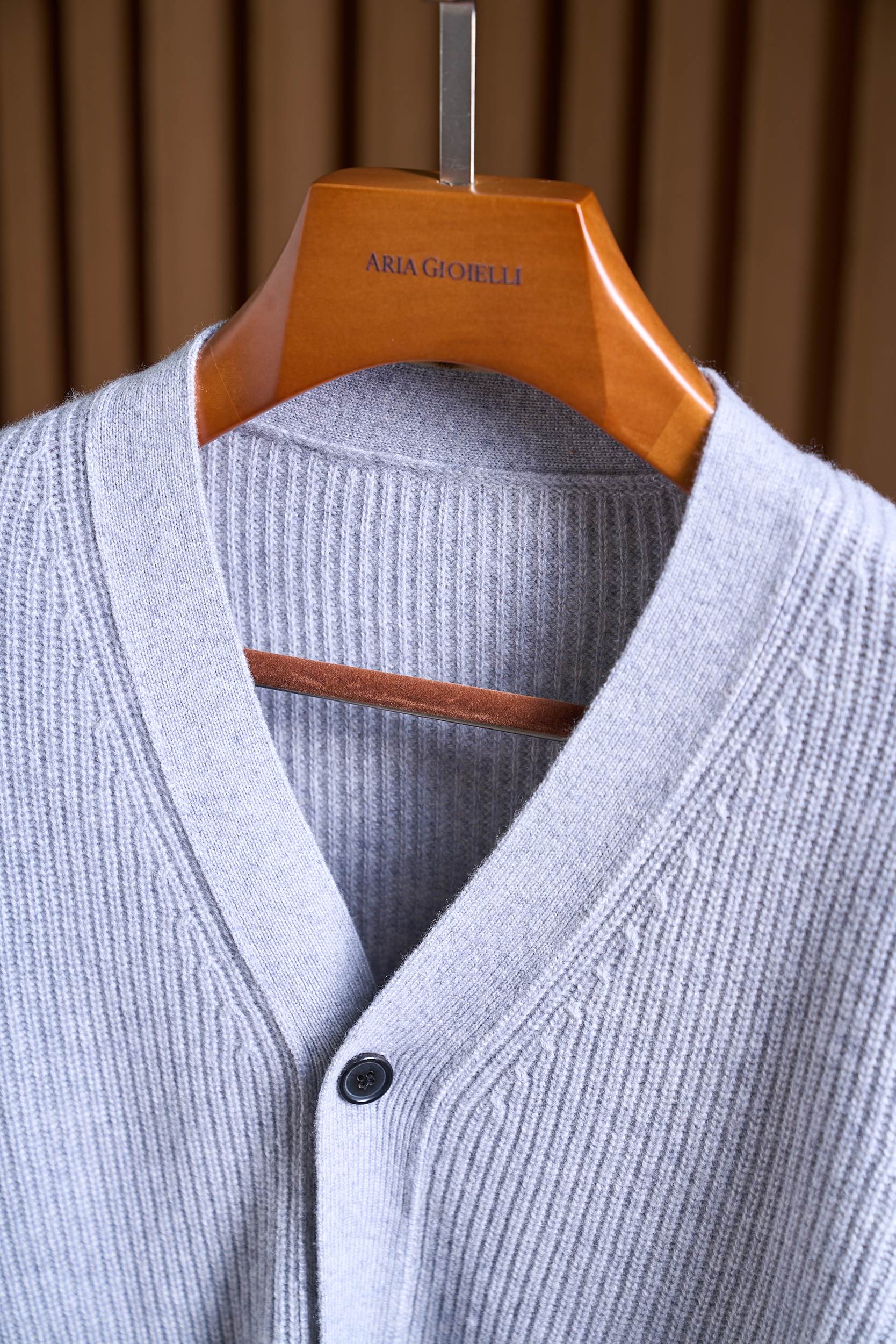 布莱奥尼简约元宝针织法！内搭外穿通勤舒适含35羊绒65羊毛精纺纱线牛角扣款羊绒开衫男士通勤的舒适与质感之