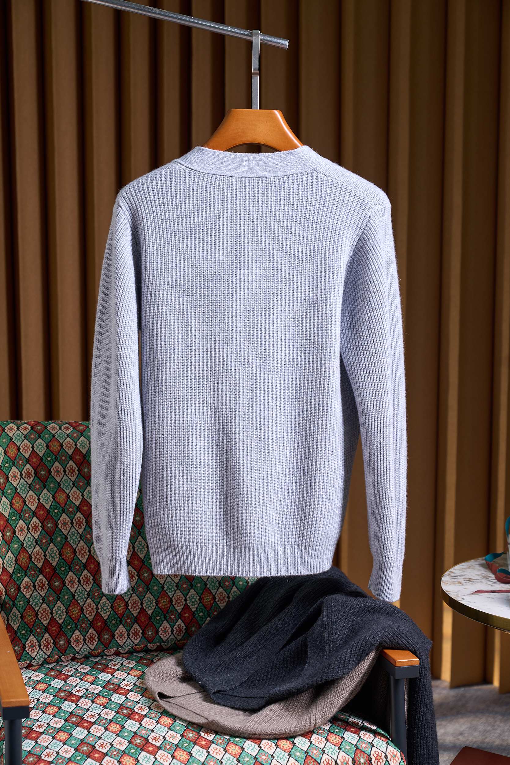 布莱奥尼简约元宝针织法！内搭外穿通勤舒适含35羊绒65羊毛精纺纱线牛角扣款羊绒开衫男士通勤的舒适与质感之