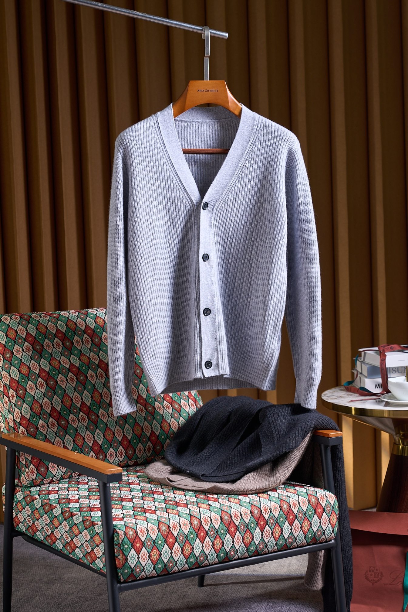 布莱奥尼简约元宝针织法！内搭外穿通勤舒适含35羊绒65羊毛精纺纱线牛角扣款羊绒开衫男士通勤的舒适与质感之