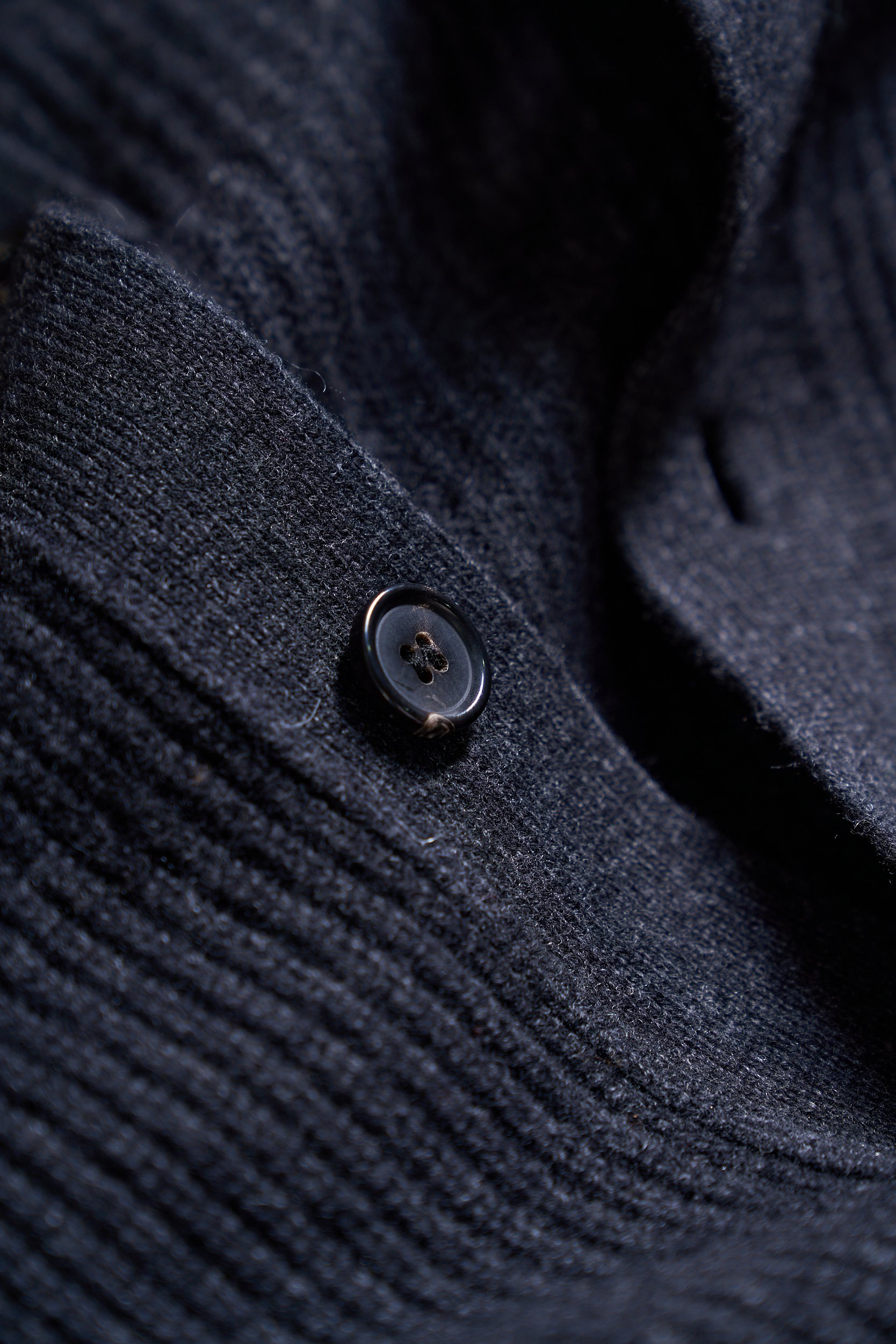 布莱奥尼简约元宝针织法！内搭外穿通勤舒适含35羊绒65羊毛精纺纱线牛角扣款羊绒开衫男士通勤的舒适与质感之