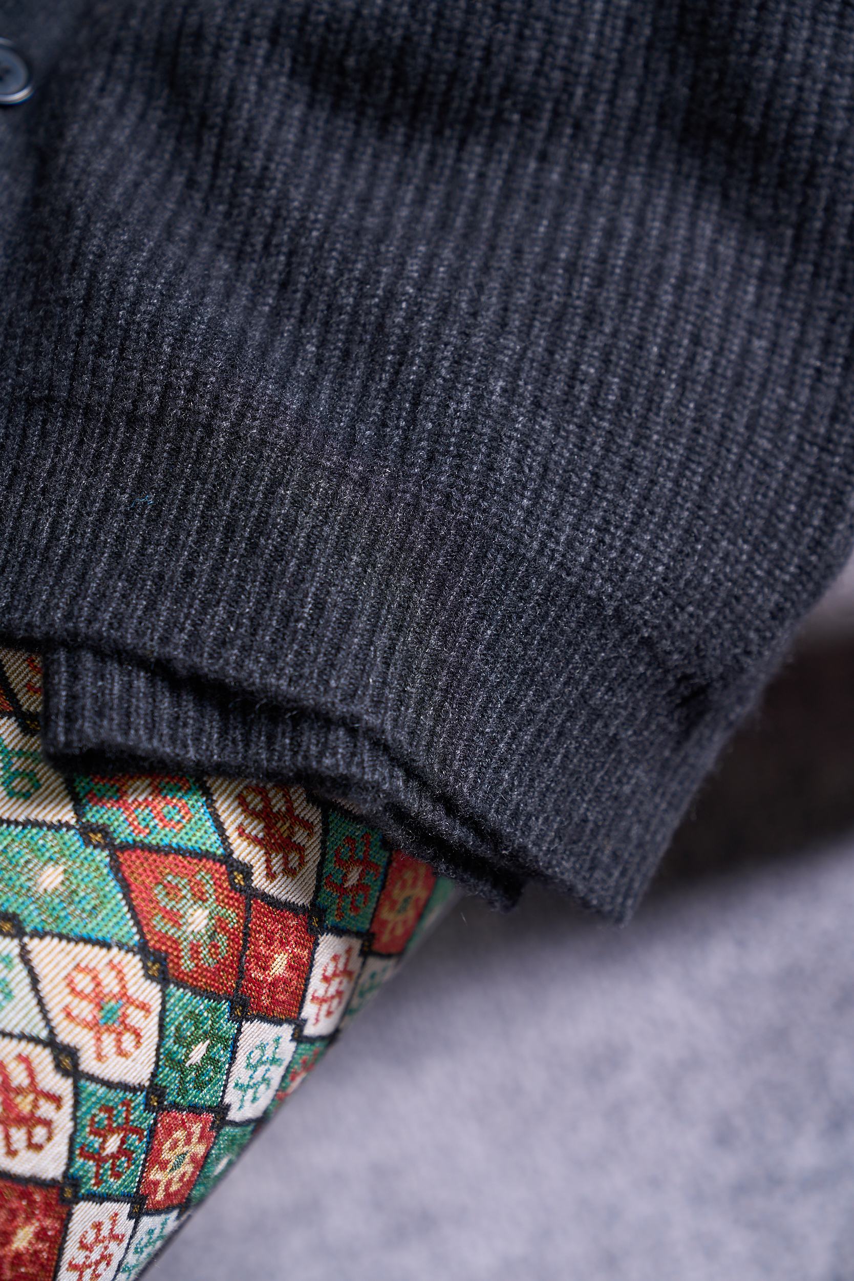 布莱奥尼简约元宝针织法！内搭外穿通勤舒适含35羊绒65羊毛精纺纱线牛角扣款羊绒开衫男士通勤的舒适与质感之