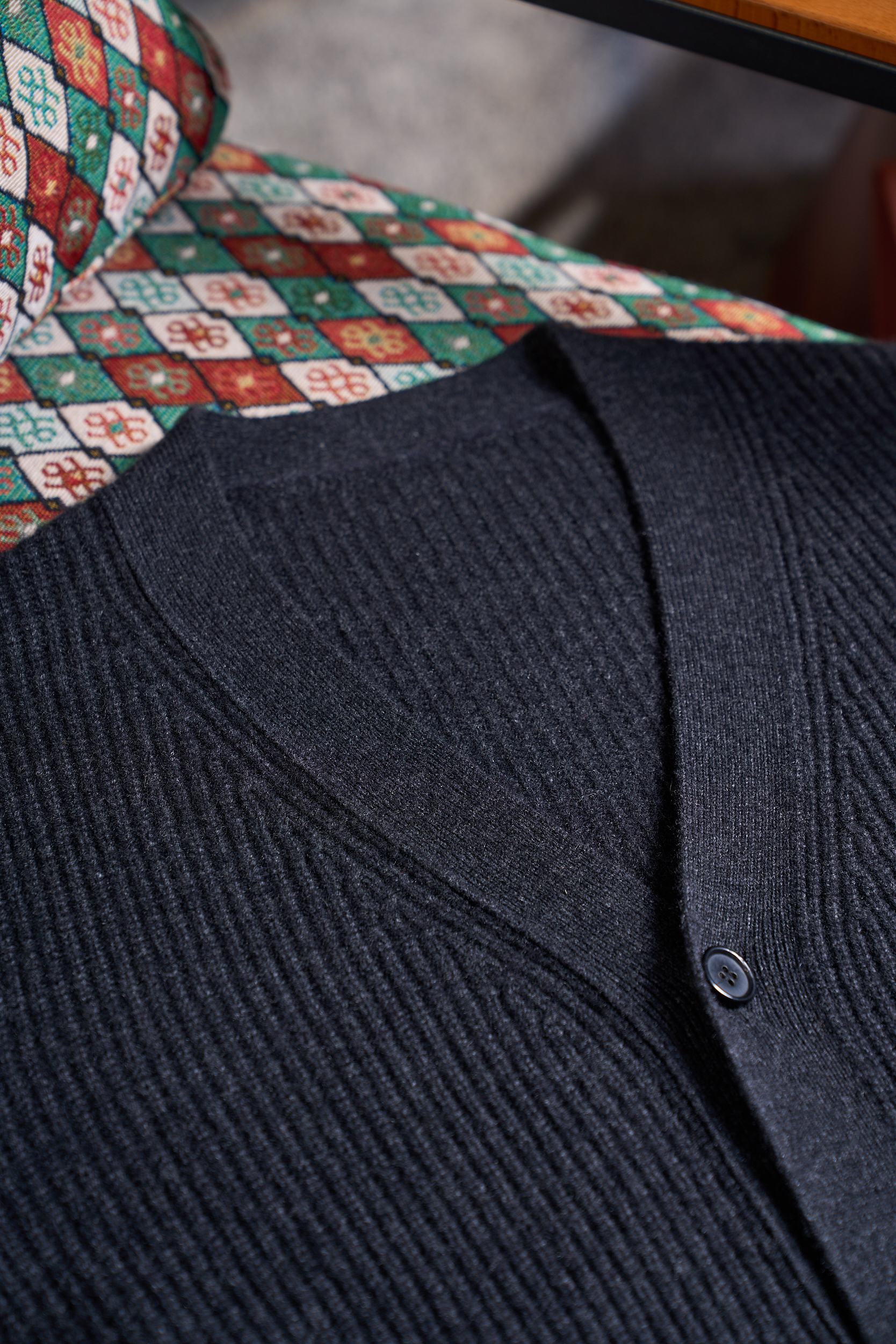 布莱奥尼简约元宝针织法！内搭外穿通勤舒适含35羊绒65羊毛精纺纱线牛角扣款羊绒开衫男士通勤的舒适与质感之