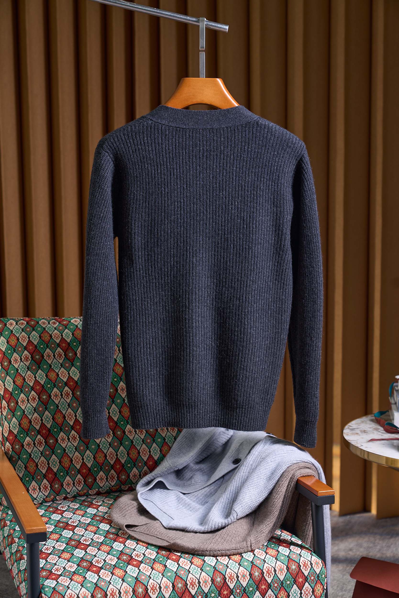 布莱奥尼简约元宝针织法！内搭外穿通勤舒适含35羊绒65羊毛精纺纱线牛角扣款羊绒开衫男士通勤的舒适与质感之