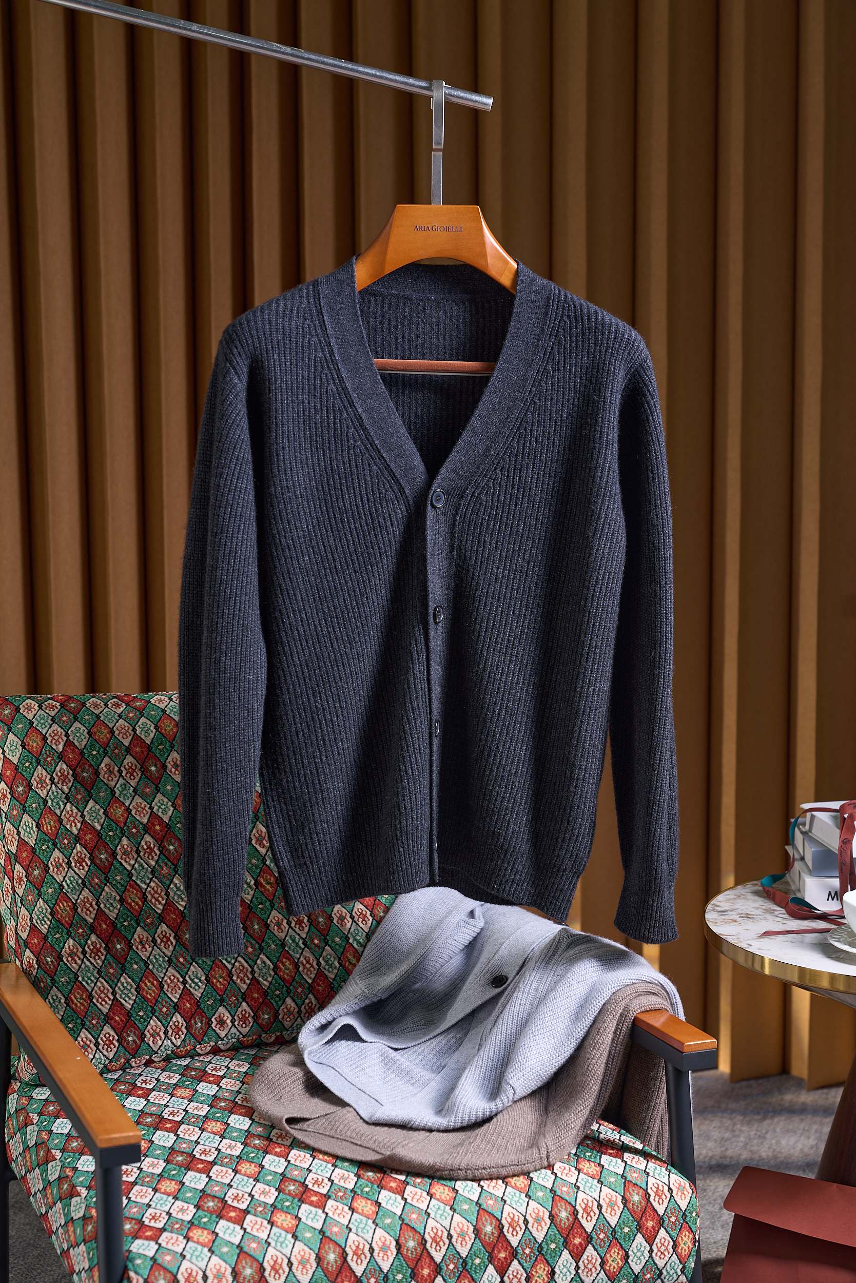 NO:598810,[Brioni’s simple ingot knitting method!  Comfortable for commuting inside and outside. Contains 35% cashmere and 65% wool worsted yarn. Horn-buttoned cashmere cardigan. The comfortable and textured choice for men’s commuting, cashmere blended ingot needle cardigan.  When commuting wear needs to find a balance between simplicity and sophistication, this cashmere cardigan with horn buttons is the best solution - it is spun with a golden ratio of 35% high-quality cashmere and 65% fine wool, with classic ingot knitting method, taking into account the comfort and stiffness of the skin. It can be worn both inside and outside the workplace and in daily life, making every trip calm and stylish. The worsted blended fabric guarantees softness and durability.  Selected high-purity cashmere and fine wool are blended and purified through multiple worsting processes. The fiber is more delicate and smooth, and feels as soft and skin-friendly as clouds. It does not feel itchy when worn next to the skin, and is particularly friendly to sensitive skin. The constant temperature and warmth-locking properties of cashmere are matched with the stiffness of wool.  The texture not only resists the slight chill in the morning and evening in spring and autumn, but also can be used as an inner layer to insulate against the cold in cold winter, making it practical for commuting in all seasons. The worsted yarn has a higher density, is not easy to pill and deform, and can maintain the original contour of the clothing after long-term wear. It has both durability and comfort, and daily care is more worry-free.  Yuanbao knitting technology is simple and hides details and texture  Knitted with classic ingot needles, the stitches are full and thick but not bloated. The naturally formed concave and convex texture on the surface not only enhances the breathability of the fabric, but also quietly modifies the lines of the shoulders and back, weakening the shortcomings of the shape. The neckline, cuffs and hem are all designed with double-layer ribbing, with moderate elasticity.  It is tight, fits the body but does not restrict movement. You can raise your hands, bend down and other movements freely during daily commuting. The overall weaving is neat and even in density, with no excess threads exposed. From the armhole splicing to the placket edge, every detail shows ingenuity, making the simple style more textured.  Commuting-friendly fit, suitable for both inner and outer wear  Following men's simple aesthetics, it creates a H-shaped version that fits well but is not tight. It does not care about body proportions. It can be easily controlled whether it is a slim body or a slightly fat body. The length of the dress just covers the waistline, and it will not look procrastinating because it is too long, nor lacks warmth due to being too short, so it can be paired with a suit  It is neat and capable when worn with trousers, and relaxed and casual when worn with casual pants. The neat small V-neck design modifies the neck line. When worn with a shirt, it can reveal the layered collar. When worn alone, it highlights the outline of the neck and avoids dullness. It is perfectly suitable for various scenes such as workplace office, business negotiation, daily shopping and so on.  The horn buckle is the finishing touch, combining both texture and practicality  Abandoning complicated decorations, natural horn buttons are used as the core highlight. The texture is natural and unique, and the color is warm and shiny. It has a more retro texture than ordinary buttons, adding detail memory points to the simple version. The spacing of the buttons is accurately measured, and they fit the placket after fastening.  It is windproof and warm; when it is unbuttoned and worn, the horn buckle will hang naturally, adding a lively atmosphere to the overall look. The placket adopts invisible hemming technology, and the edges are smooth and smooth. It complements the horn buckle, which not only ensures wearing comfort, but also improves the sophistication of the clothing.  Comfort and style coexist in all scenes. Wear it with a shirt and trousers in the workplace. A cardigan is used as the middle layer to neutralize the formal feeling of the shirt and cope with the temperature difference in the air-conditioned room of the office. It is low-key and stable but reveals exquisiteness; For daily outer wear, wear it alone with casual pants or jeans, with leather shoes or sports shoes. The simple style is suitable for coffee shop gatherings, weekend trips and other scenes, comfortable and stylish;  Use it as a transitional outfit in spring and autumn to resist the coolness. In winter, add coats and down jackets to keep warm without being bulky, making the outfit more layered. The details are both beautiful and practical. The cuffs are ribbed and reinforced to prevent them from loosening and deforming, and they can still maintain a neat shape after long-term wear. The invisible darts on the sides of the body optimize the waist and hip lines and make the silhouette more upright. The natural fiber is breathable and sweat-absorbent, keeping the skin dry even when worn for a long time, and it will not be stuffy when you sit for a long time during commuting.  This ingot cashmere cardigan is based on fabric, craftsmanship is the bone, and version is the soul. It integrates comfort and texture into daily commuting, allowing men to easily have a simple but not simple style without having to worry about matching. Size M-3XL (black khaki light gray),,sneakers,jeans,shirts,down jacket,gold,alexander wang19860909【布莱奥尼简约元宝针织法！内搭外穿通勤舒适含35羊绒65羊毛精纺纱线牛角扣款羊绒开衫】男士通勤的舒适与质感之选,羊绒混纺元宝针开衫. 当通勤穿搭需要在简约与精致间找到平衡,这件牛角扣羊绒开衫便是最优解——以35高品质羊绒与65细支羊毛的黄金配比精纺而成,搭配经典元宝针织法,兼顾贴肤舒适与挺括版型,内搭外穿皆能适配职场与日常,让每一次出行都从容有格调. 精纺混纺面料软糯与耐穿的双重保障 精选高纯度羊绒与细支羊毛混纺,经多道精纺工艺提纯处理,纤维更细腻顺滑,触感如云朵般软糯亲肤,贴身穿完全无刺痒感,对敏感肌格外友好.羊绒的恒温锁暖特性搭配羊毛的挺括肌理,既抵御春秋早晚微凉,又能在寒冬作为内搭隔绝寒意,四季通勤都实用.精纺纱线密度更高,不易起球、不易变形,久穿仍保持衣物原有轮廓,耐穿度与舒适度兼具,日常打理更省心. 元宝针织工艺简约中藏细节质感 采用经典元宝针编织,针脚饱满厚实却不显臃肿,表面自然形成的凹凸肌理,不仅增强了面料的呼吸感,更能悄悄修饰肩背线条,弱化身形短板.领口、袖口与下摆均采用双层罗纹设计,弹性适中不紧绷,贴合身体却不束缚活动,日常通勤时抬手、弯腰等动作都无拘无束.整体编织走线工整,密度均匀,无多余线头外露,从袖窿拼接处到门襟边缘,每一处细节都彰显匠心,让简约款型更具质感. 通勤友好版型内搭外穿皆适配 遵循男士简约美学,打造合身不紧身的H型版型,不挑身材比例,无论是修身身形还是微胖体型都能轻松驾驭.衣长恰好覆盖腰线,既不会因过长显得拖沓,也不会因过短缺乏保暖性,搭配西裤时利落干练,搭配休闲裤时松弛随性.利落小V领设计,修饰颈部线条,内搭衬衫可露出领口层次感,单穿时凸显颈部轮廓,避免沉闷,完美适配职场办公、商务洽谈、日常逛街等多种场景. 牛角扣点睛设计质感与实用兼具 摒弃复杂装饰,选用天然牛角扣作为核心亮点,纹理自然独特,色泽温润有光泽,比普通纽扣更具复古质感,为简约版型增添细节记忆点.纽扣间距经过精准测算,扣合后贴合门襟,防风保暖；解开穿着时,牛角扣自然垂坠,为整体造型增添灵动气息.门襟采用隐形包边工艺,边缘平整顺滑.与牛角扣搭配相得益彰,既保证穿着舒适度,又提升了衣物的精致度. 全场景穿搭舒适与格调并存 职场内搭搭配衬衫与西裤,开衫作为中间层,中和衬衫的正式感,应对办公室空调房温差,低调稳重中透着精致； 日常外穿单穿搭配休闲裤或牛仔裤,脚踩皮鞋、运动鞋皆可,简约造型适配咖啡店小聚、周末出行等场景,舒适又有格调； 过渡穿搭春秋季作为外搭抵御凉意,冬季叠加大衣、羽绒服,保暖不臃肿,让穿搭更具层次感. 细节加分兼顾美观与实用性 袖口罗纹加固处理,不易松垮变形,长期穿着仍保持利落形态； 衣身侧边隐形收省设计,优化腰臀线条,让版型更显挺拔； 天然纤维透气吸汗,长时间穿着也能保持肌肤干爽,通勤久坐不闷热. 这件元宝针羊绒开衫,以面料为基、工艺为骨、版型为魂,将舒适与质感融入通勤日常,让男士无需费心搭配,也能轻松拥有简约而不简单的穿搭格调. 码数M-3XL（黑色 卡其 浅灰）,,sneakers,jeans,shirts,down jacket,gold,alexander wang,Men's clothing