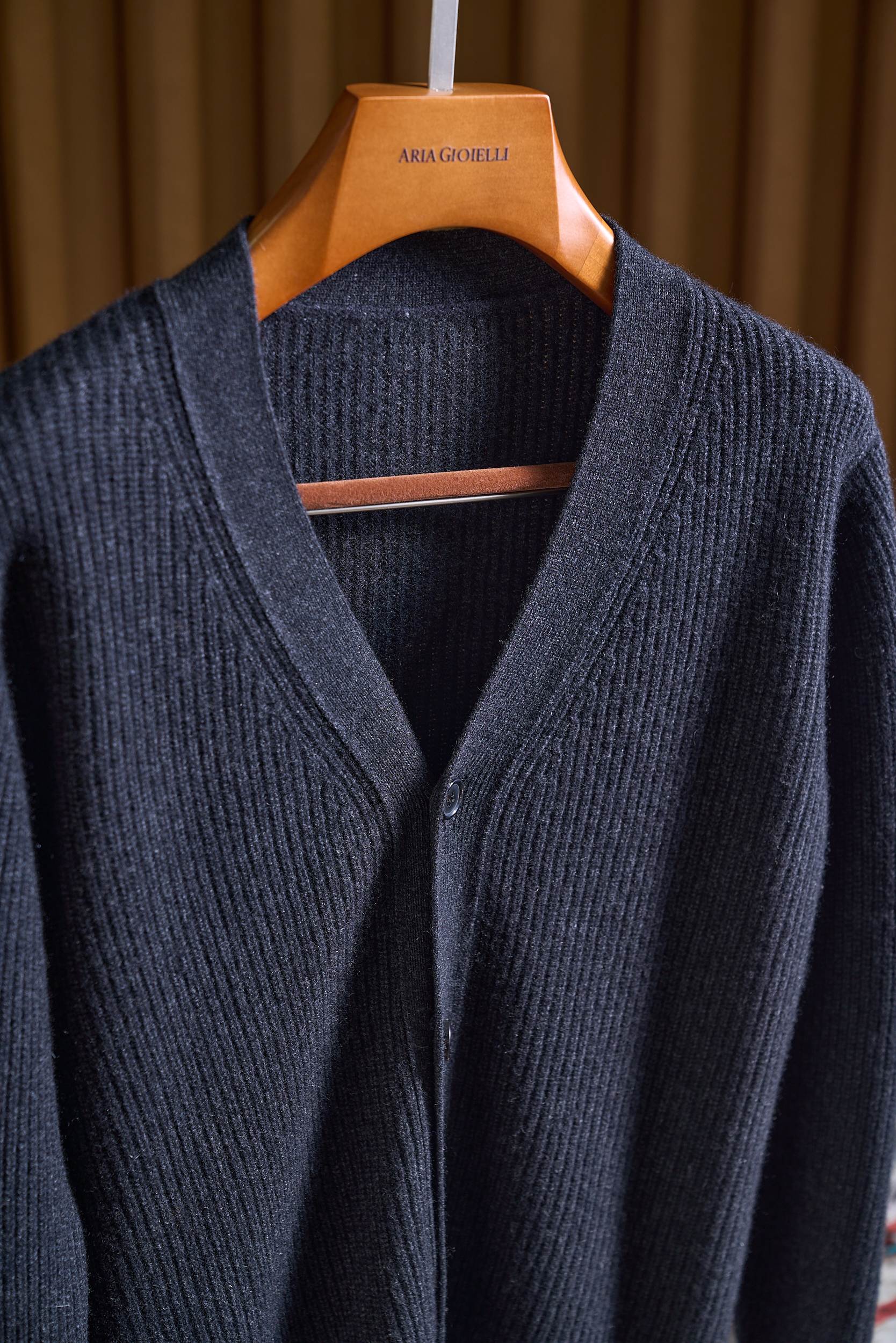 布莱奥尼简约元宝针织法！内搭外穿通勤舒适含35羊绒65羊毛精纺纱线牛角扣款羊绒开衫男士通勤的舒适与质感之