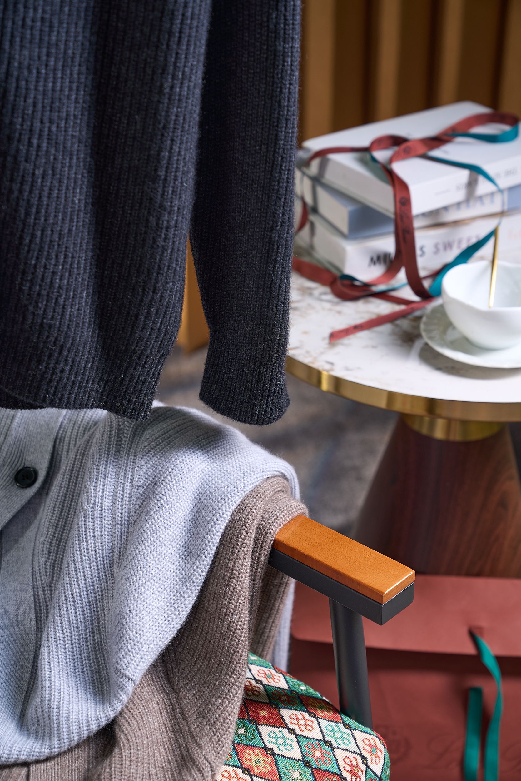 布莱奥尼简约元宝针织法！内搭外穿通勤舒适含35羊绒65羊毛精纺纱线牛角扣款羊绒开衫男士通勤的舒适与质感之