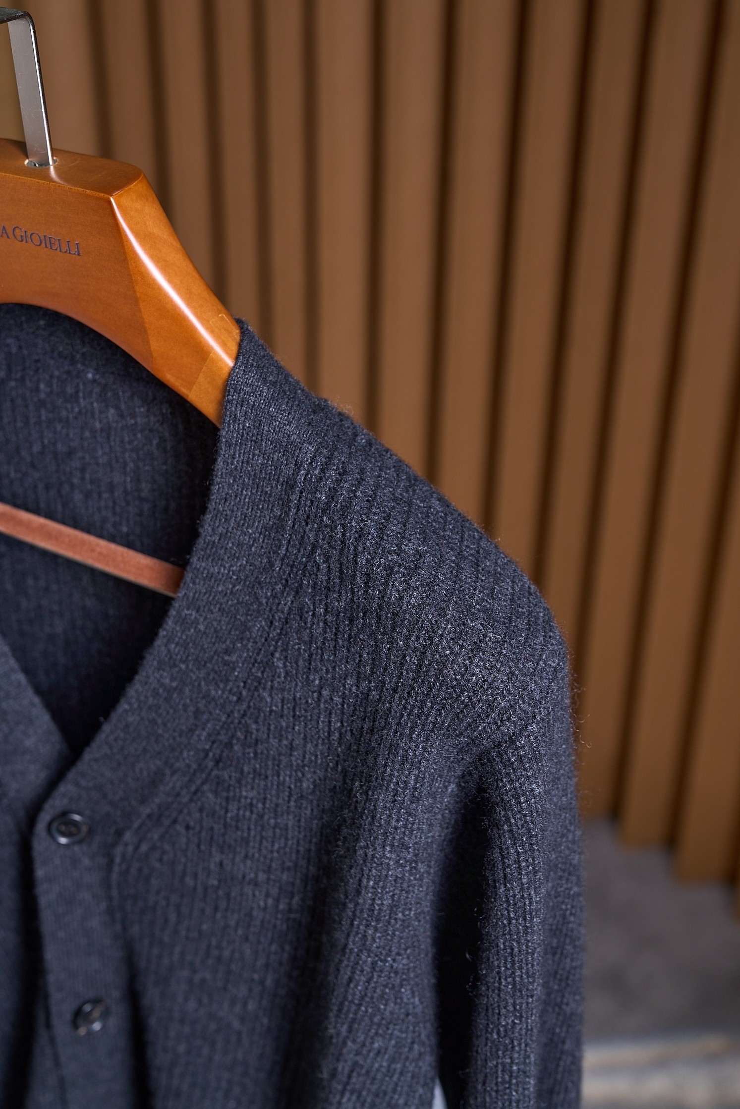 布莱奥尼简约元宝针织法！内搭外穿通勤舒适含35羊绒65羊毛精纺纱线牛角扣款羊绒开衫男士通勤的舒适与质感之