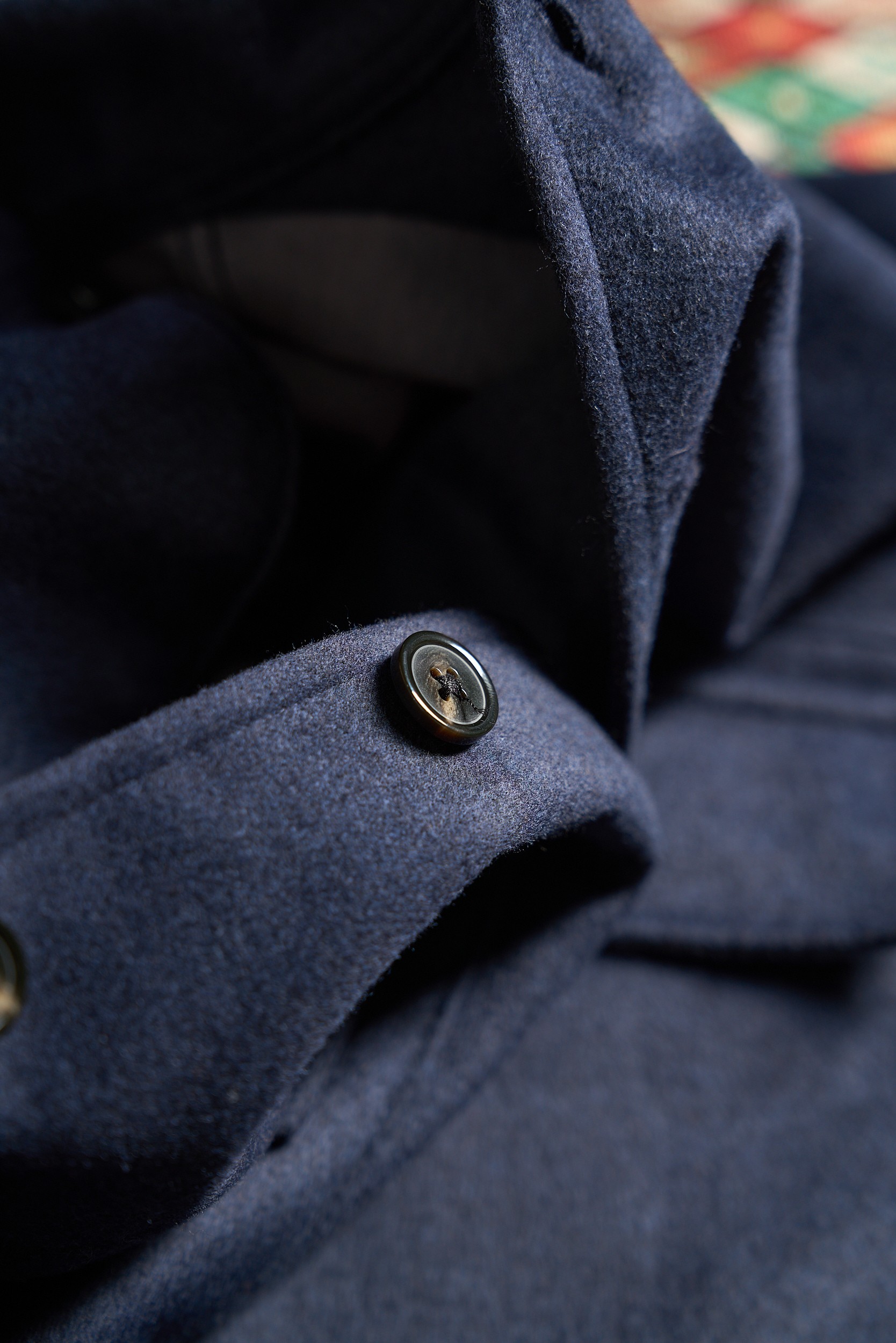 绒暖雅致——经典工装口袋男士羊毛呢外套绒感奢享，温暖相伴。精选高品质羊毛混纺面料，触感柔软且细腻，仿佛是