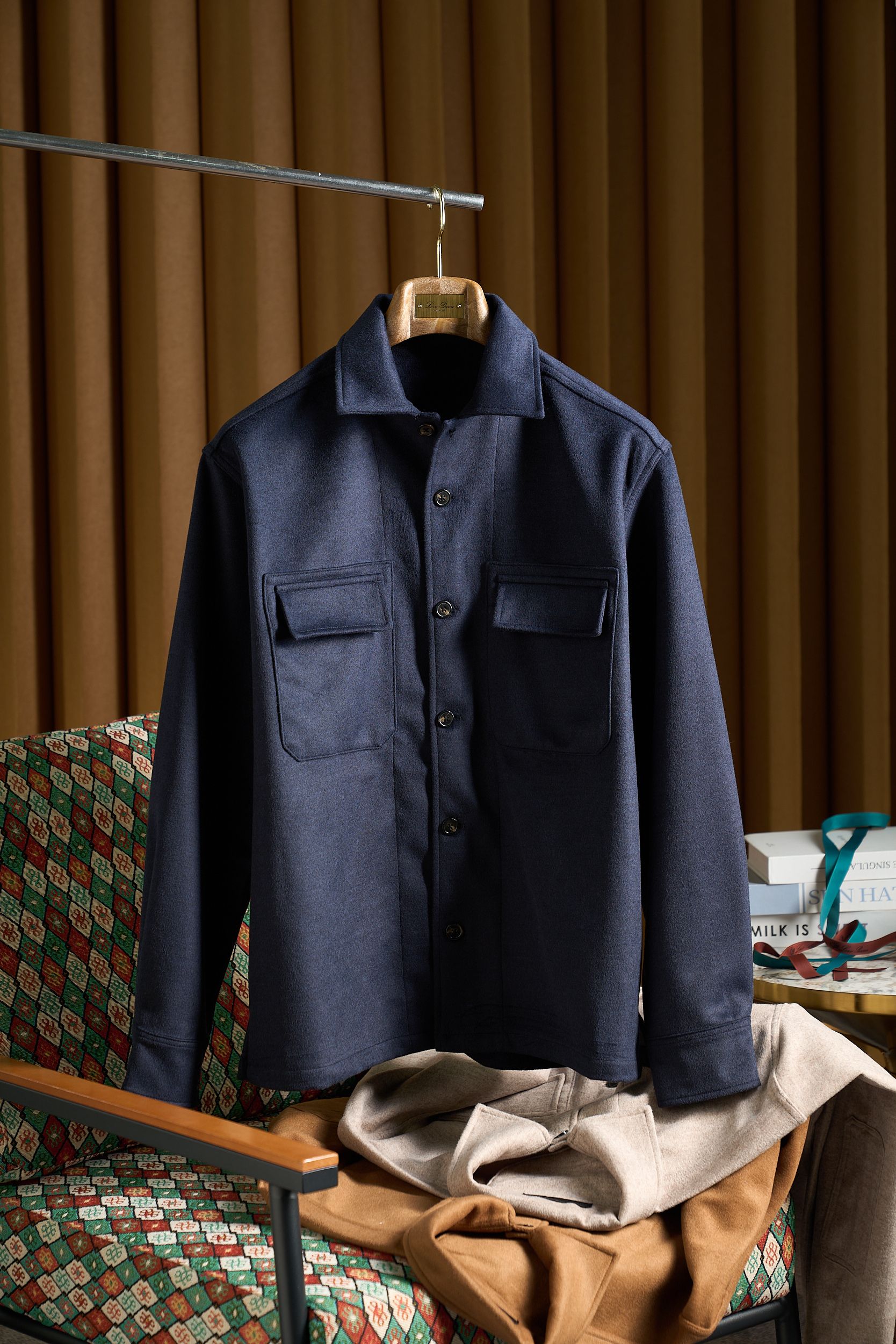 绒暖雅致——经典工装口袋男士羊毛呢外套绒感奢享，温暖相伴。精选高品质羊毛混纺面料，触感柔软且细腻，仿佛是