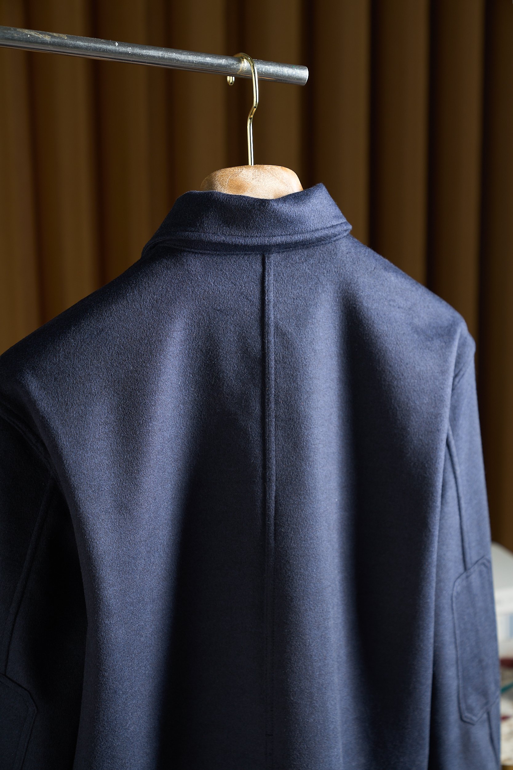 绒暖雅致——经典工装口袋男士羊毛呢外套绒感奢享，温暖相伴。精选高品质羊毛混纺面料，触感柔软且细腻，仿佛是