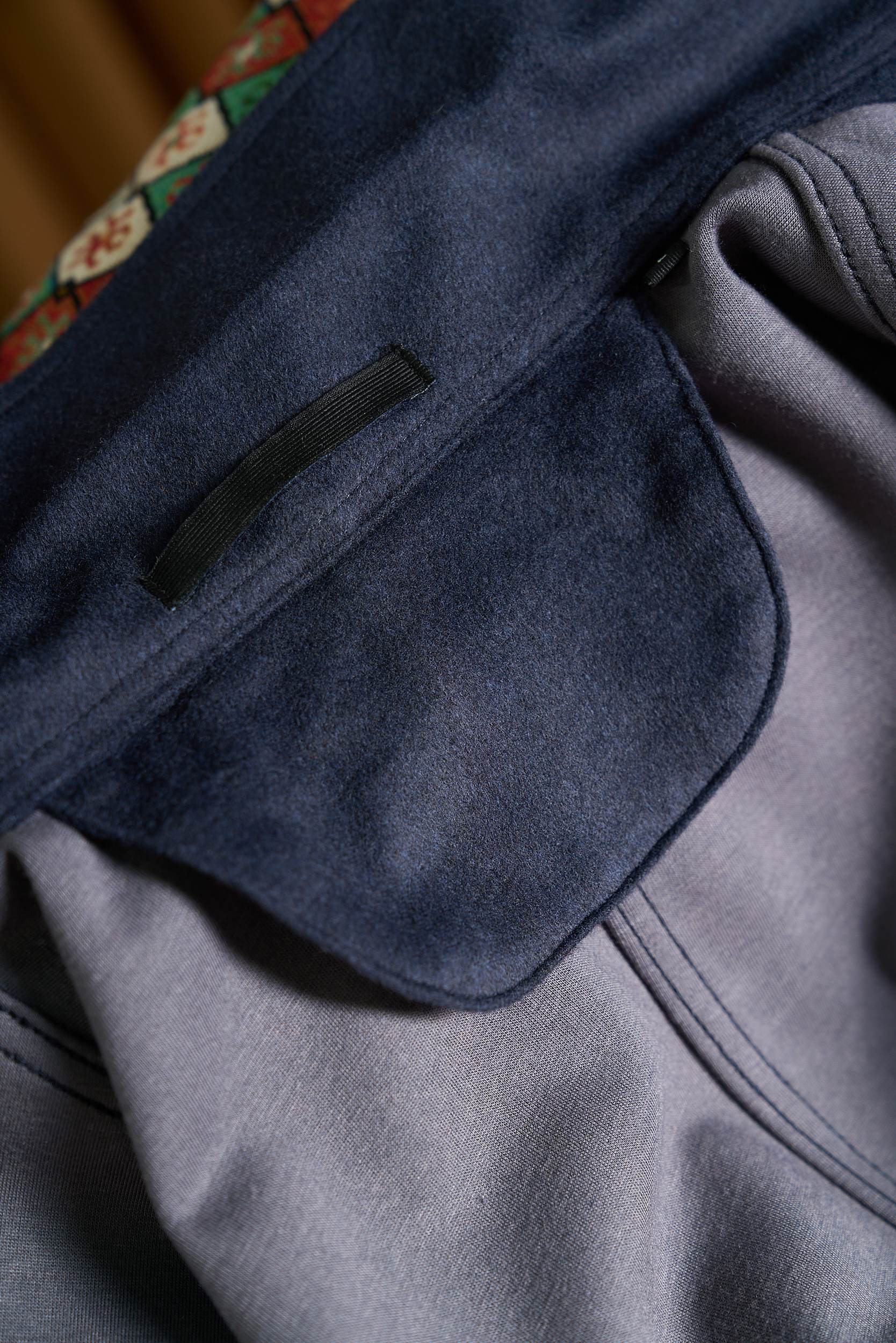 绒暖雅致——经典工装口袋男士羊毛呢外套绒感奢享，温暖相伴。精选高品质羊毛混纺面料，触感柔软且细腻，仿佛是