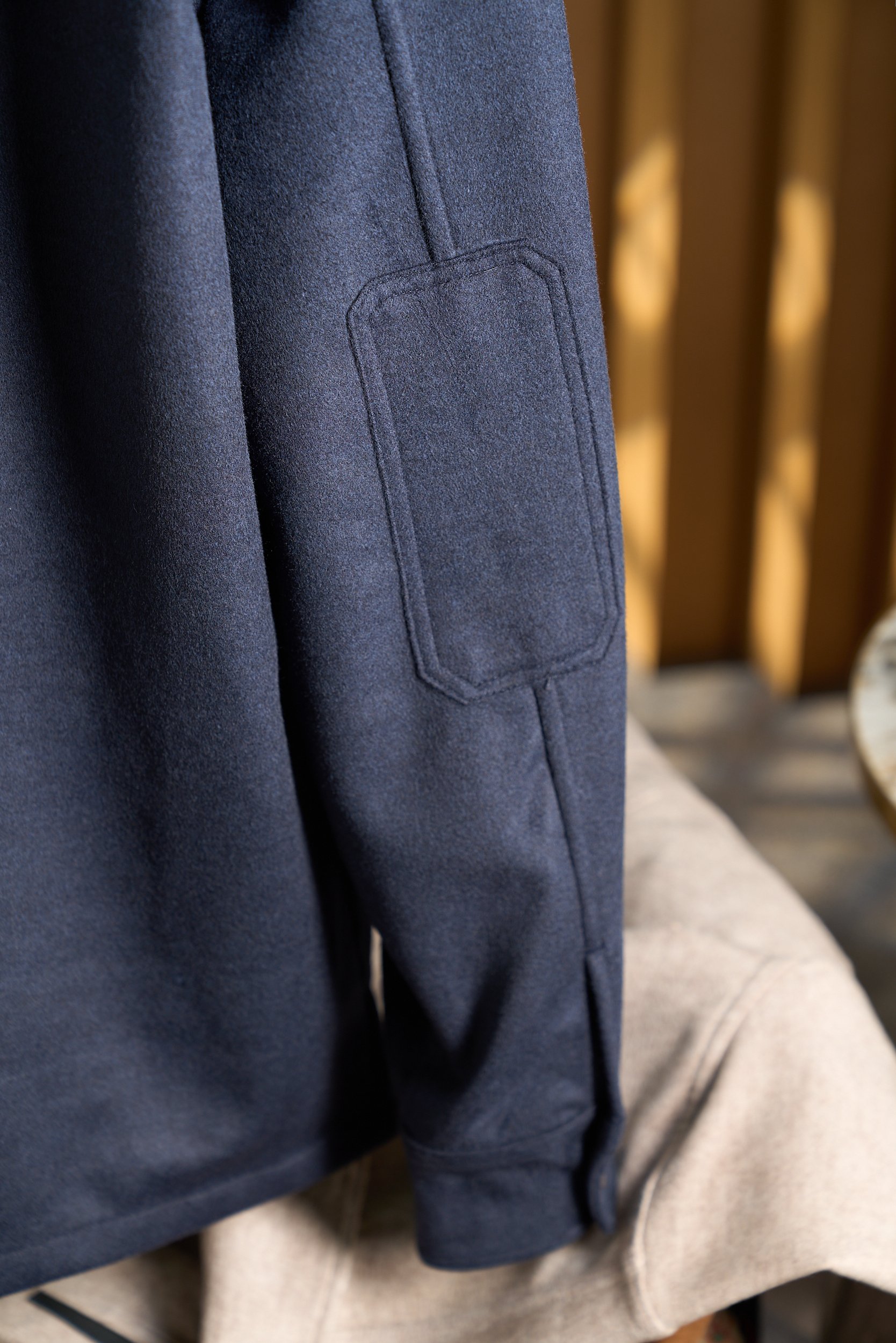 绒暖雅致——经典工装口袋男士羊毛呢外套绒感奢享，温暖相伴。精选高品质羊毛混纺面料，触感柔软且细腻，仿佛是