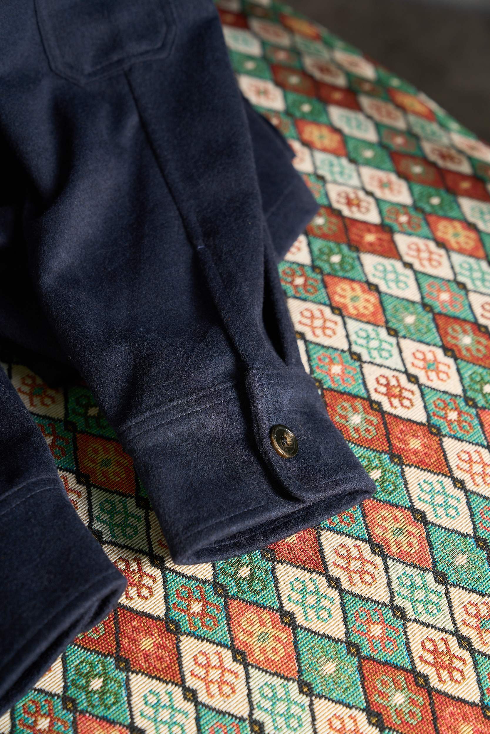 绒暖雅致——经典工装口袋男士羊毛呢外套绒感奢享，温暖相伴。精选高品质羊毛混纺面料，触感柔软且细腻，仿佛是