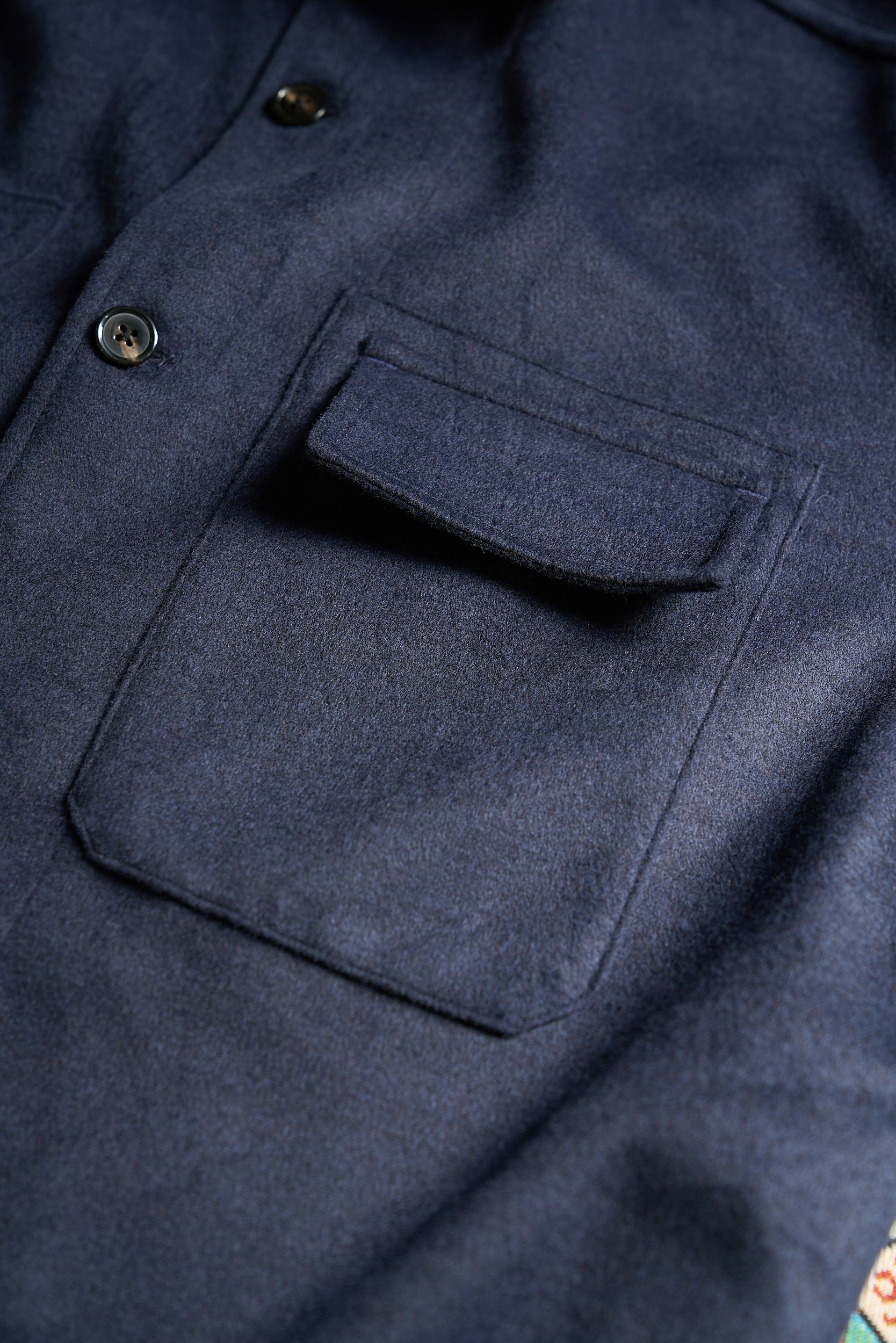 绒暖雅致——经典工装口袋男士羊毛呢外套绒感奢享，温暖相伴。精选高品质羊毛混纺面料，触感柔软且细腻，仿佛是