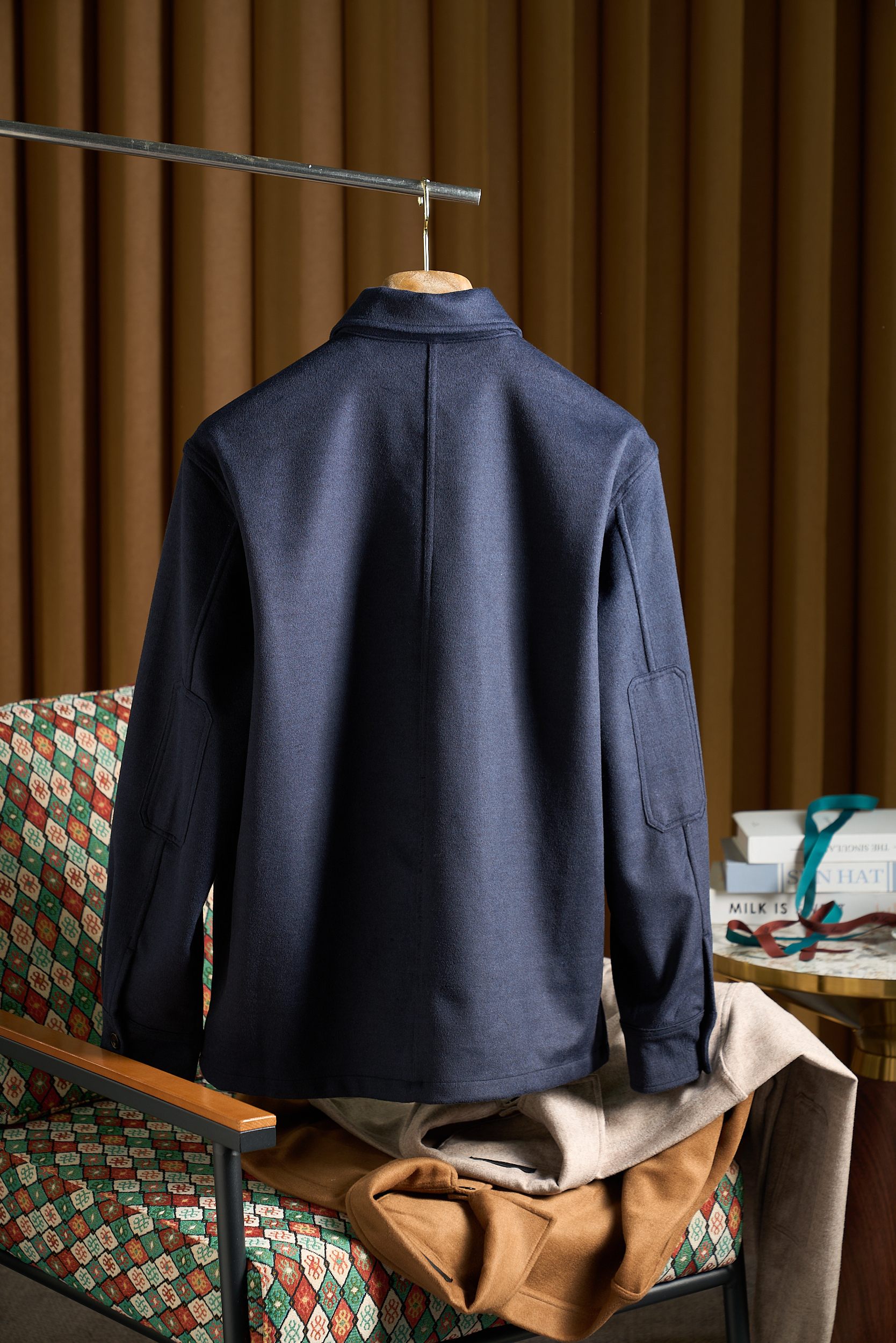 绒暖雅致——经典工装口袋男士羊毛呢外套绒感奢享，温暖相伴。精选高品质羊毛混纺面料，触感柔软且细腻，仿佛是