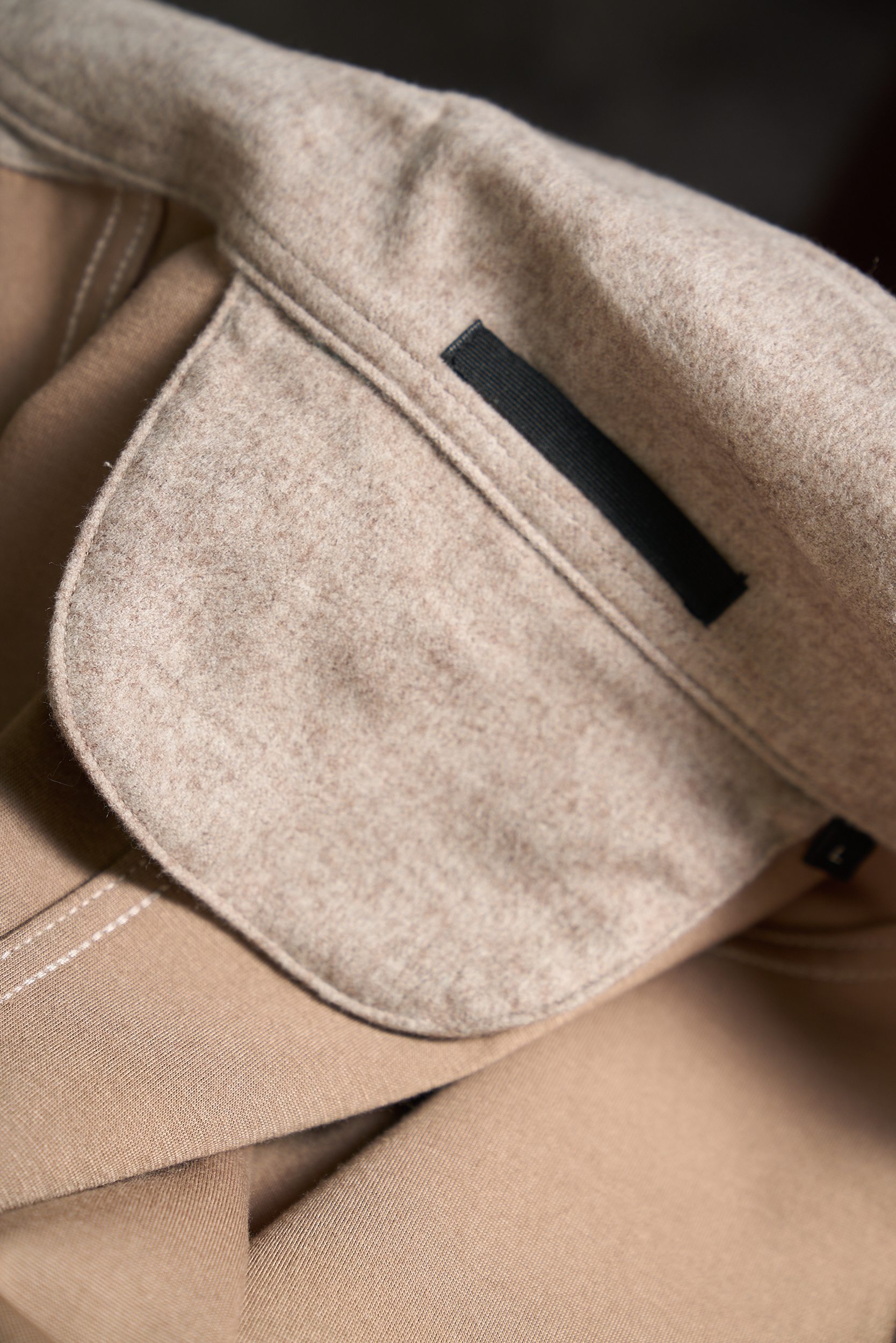 绒暖雅致——经典工装口袋男士羊毛呢外套绒感奢享，温暖相伴。精选高品质羊毛混纺面料，触感柔软且细腻，仿佛是