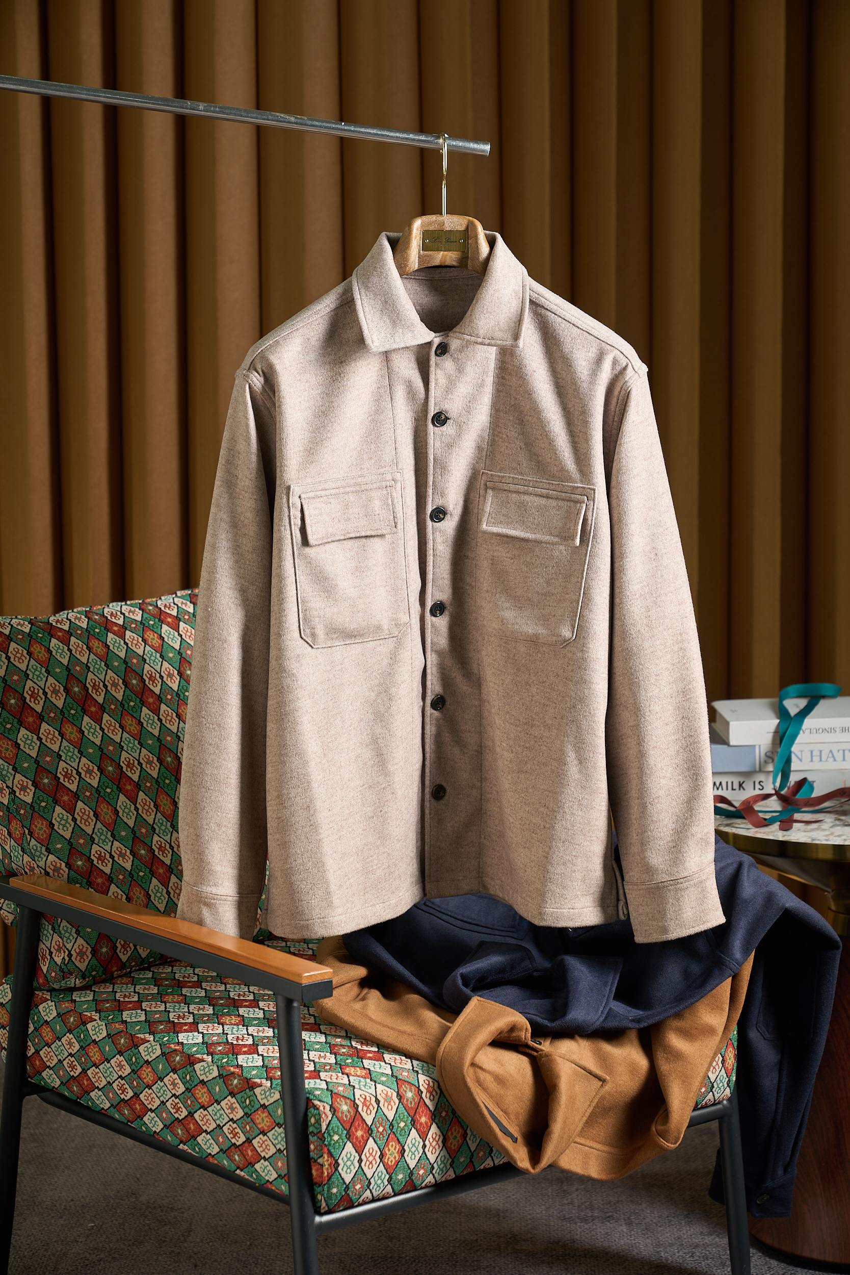 绒暖雅致——经典工装口袋男士羊毛呢外套绒感奢享，温暖相伴。精选高品质羊毛混纺面料，触感柔软且细腻，仿佛是