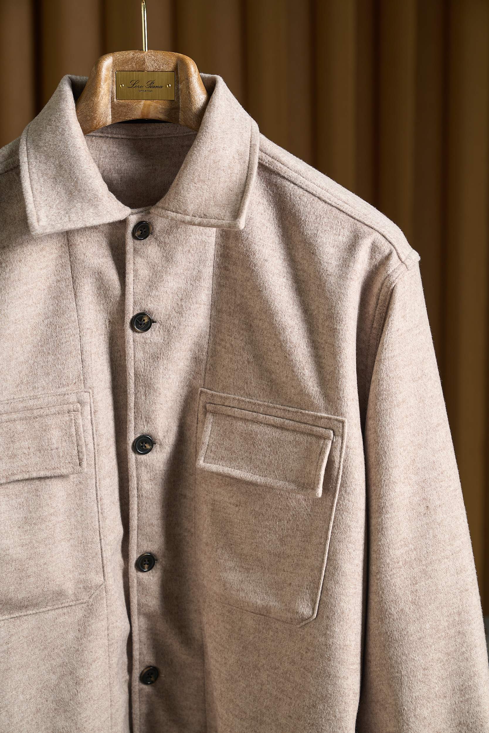 绒暖雅致——经典工装口袋男士羊毛呢外套绒感奢享，温暖相伴。精选高品质羊毛混纺面料，触感柔软且细腻，仿佛是