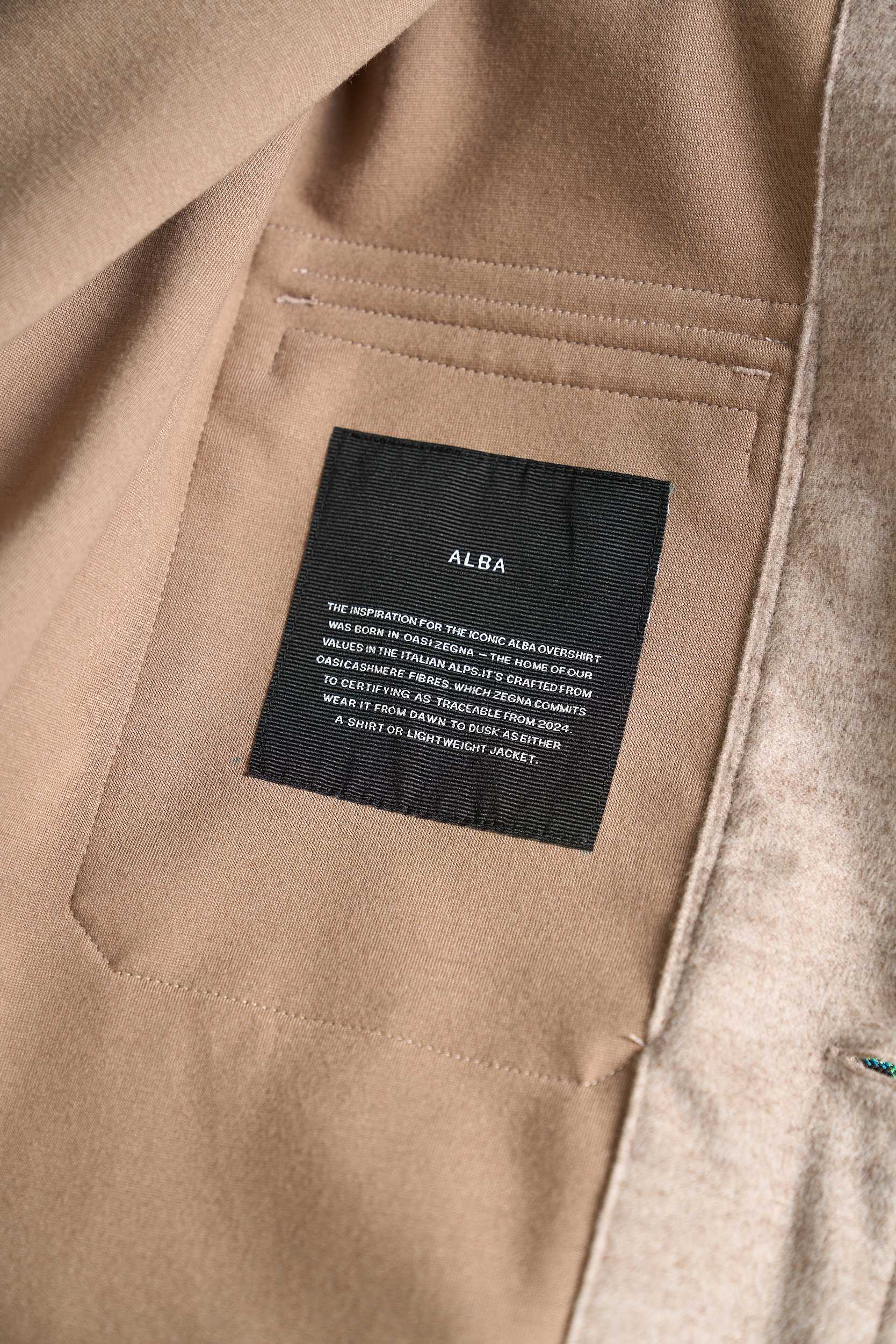 绒暖雅致——经典工装口袋男士羊毛呢外套绒感奢享，温暖相伴。精选高品质羊毛混纺面料，触感柔软且细腻，仿佛是