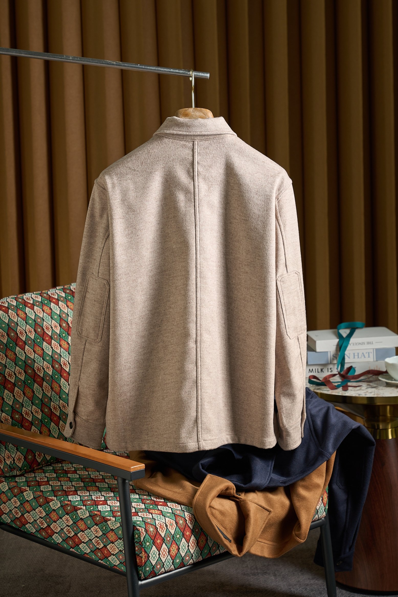 绒暖雅致——经典工装口袋男士羊毛呢外套绒感奢享，温暖相伴。精选高品质羊毛混纺面料，触感柔软且细腻，仿佛是