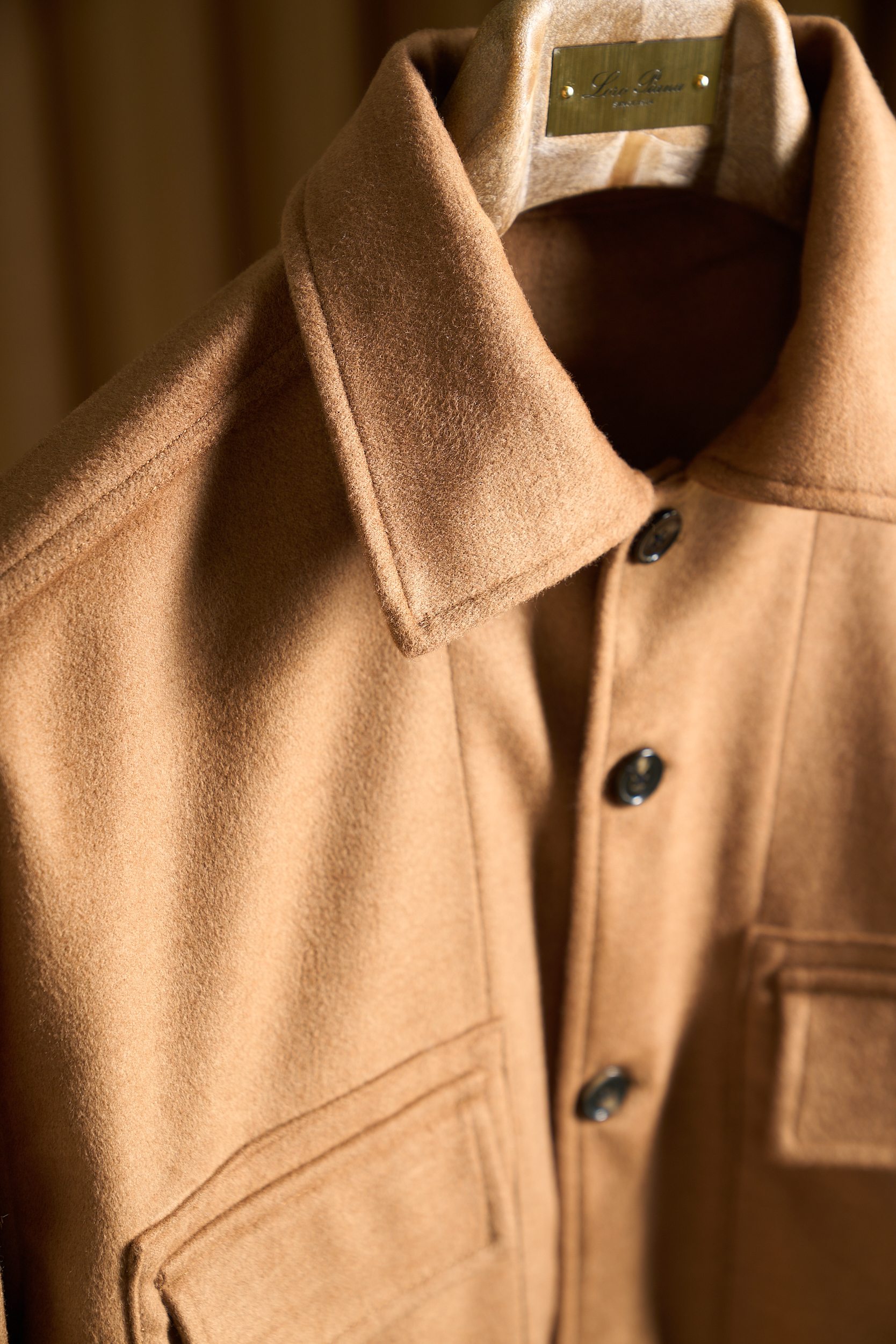 绒暖雅致——经典工装口袋男士羊毛呢外套绒感奢享，温暖相伴。精选高品质羊毛混纺面料，触感柔软且细腻，仿佛是