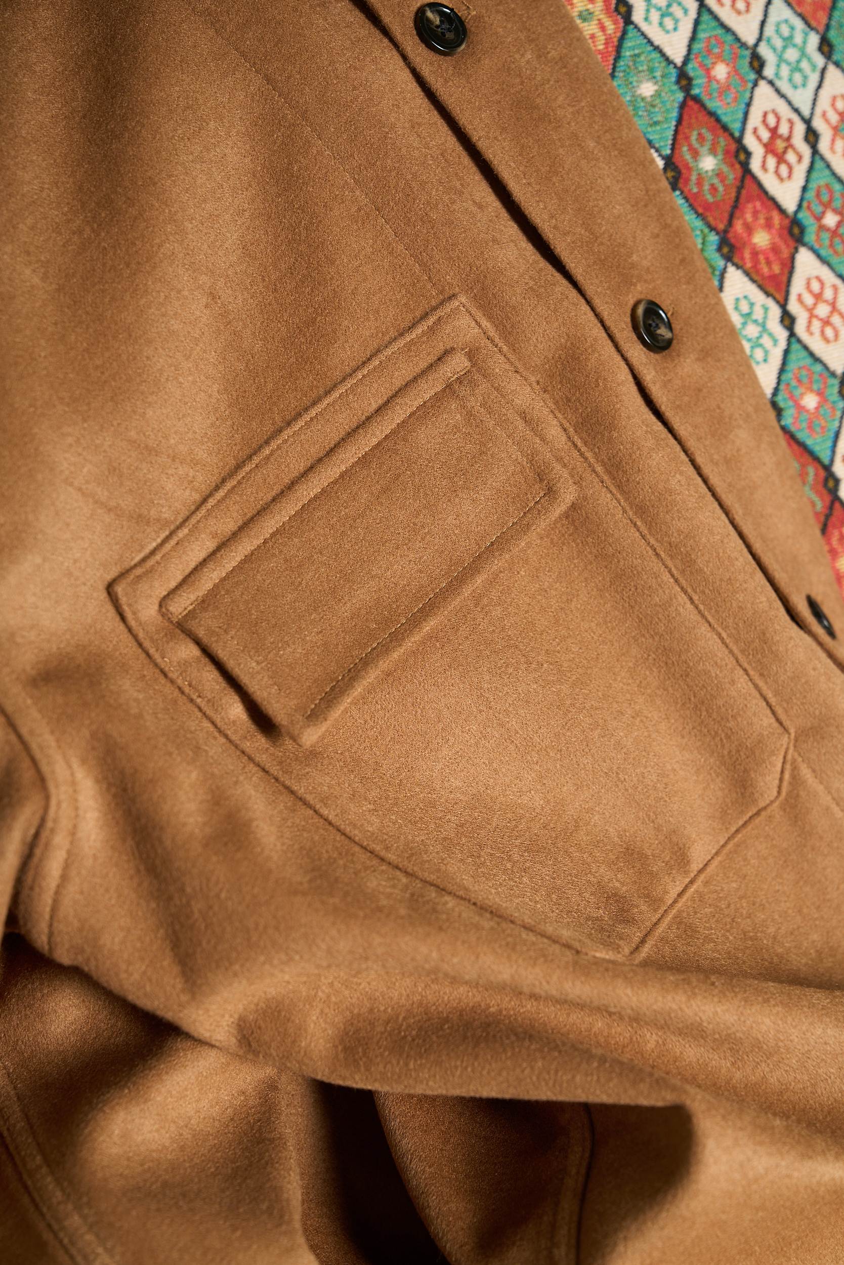 绒暖雅致——经典工装口袋男士羊毛呢外套绒感奢享，温暖相伴。精选高品质羊毛混纺面料，触感柔软且细腻，仿佛是