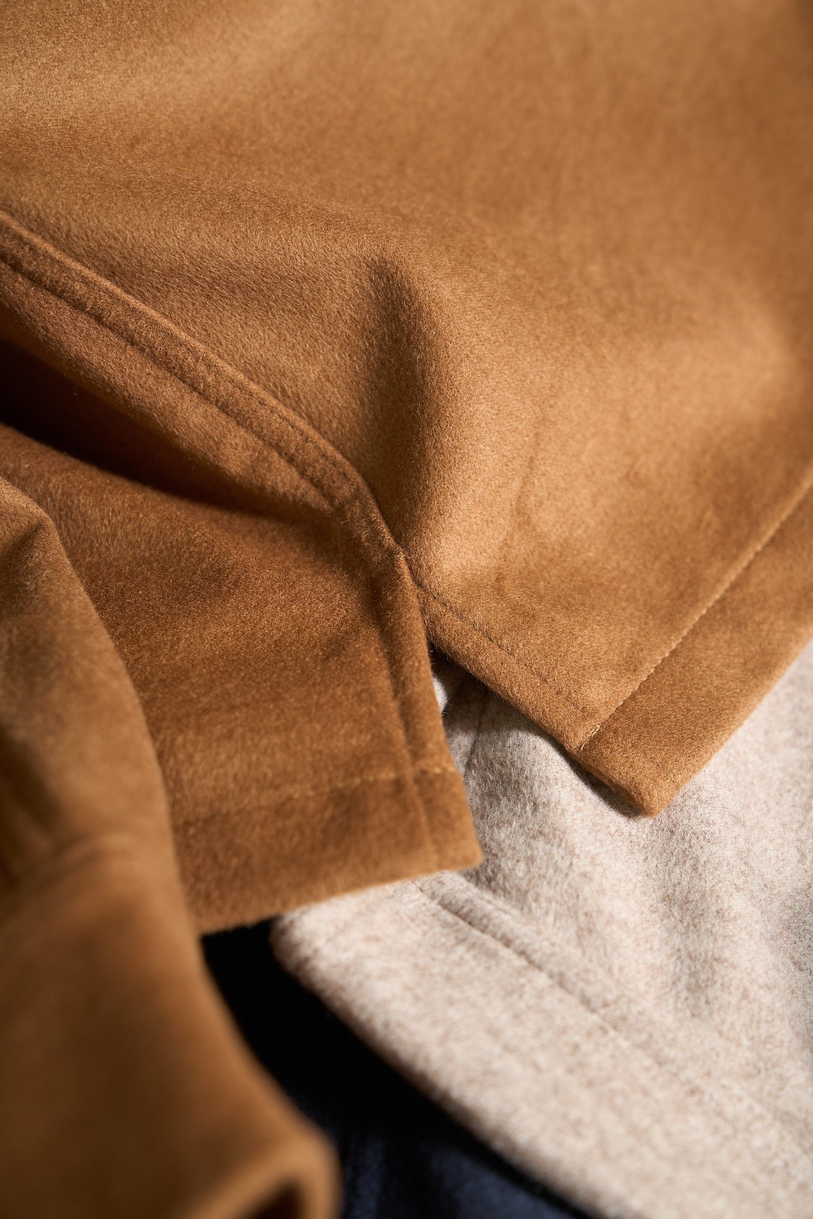 绒暖雅致——经典工装口袋男士羊毛呢外套绒感奢享，温暖相伴。精选高品质羊毛混纺面料，触感柔软且细腻，仿佛是