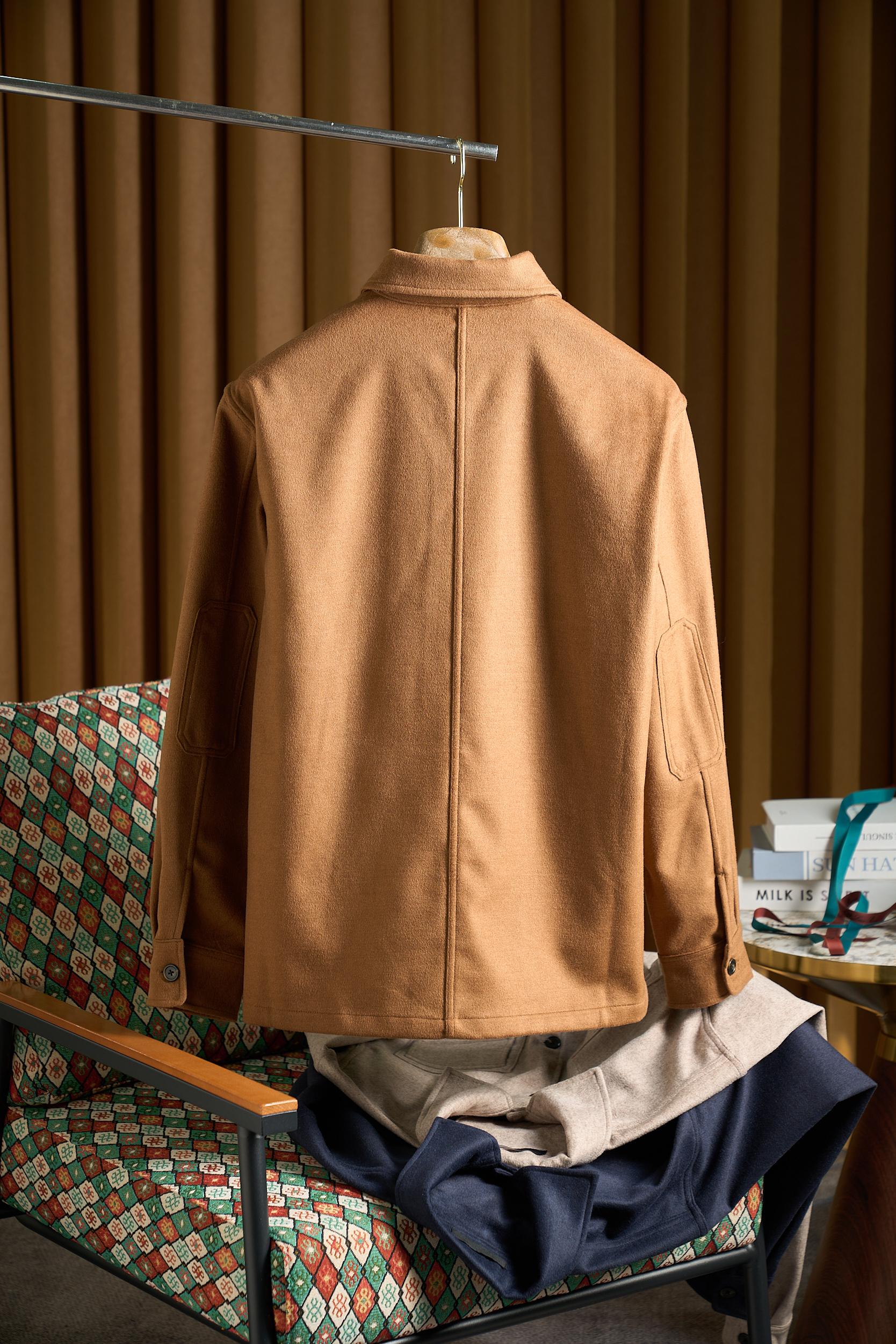 绒暖雅致——经典工装口袋男士羊毛呢外套绒感奢享，温暖相伴。精选高品质羊毛混纺面料，触感柔软且细腻，仿佛是