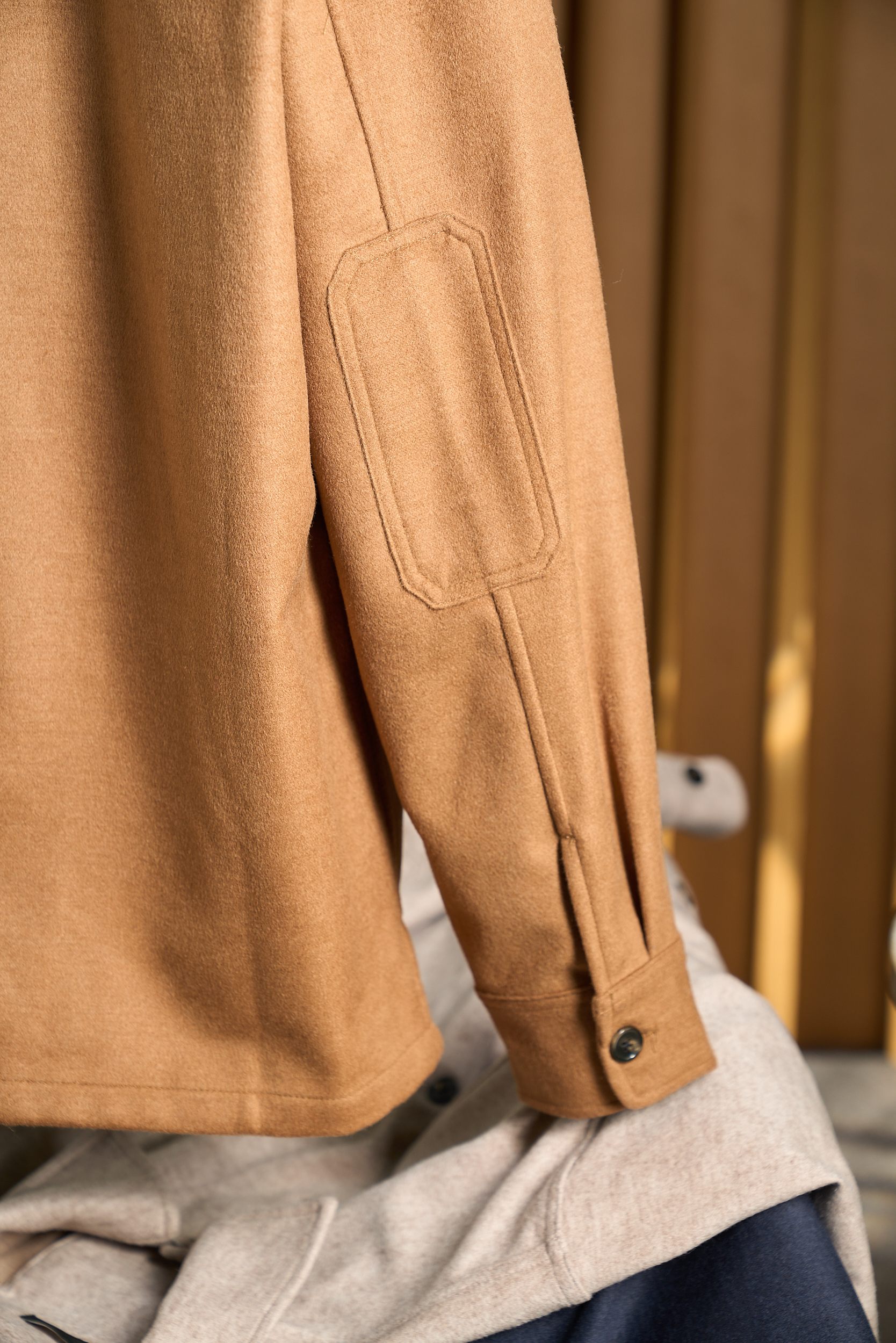 绒暖雅致——经典工装口袋男士羊毛呢外套绒感奢享，温暖相伴。精选高品质羊毛混纺面料，触感柔软且细腻，仿佛是