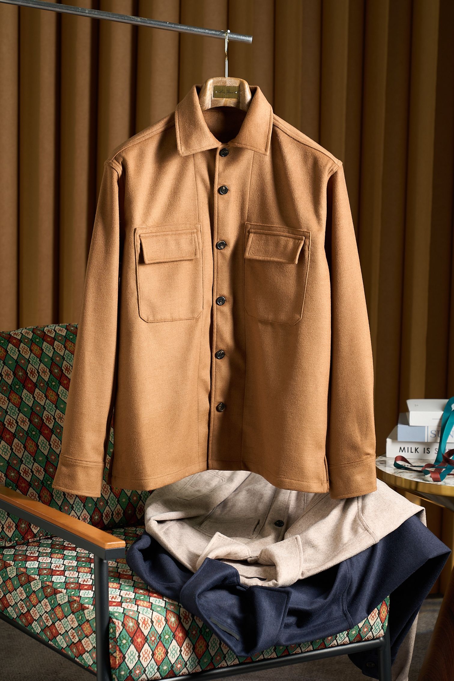 NO:598816,[Warm and elegant velvet - classic work pocket men's woolen jacket] Enjoy the luxurious velvet feel and warmth.  Selected high-quality wool blended fabrics are soft and delicate to the touch, as if clouds are caressing your fingertips. The fibers are closely intertwined to form a fine down layer, which not only gives the jacket excellent thermal insulation properties and can effectively resist the chill of autumn and winter, but also adds a unique texture and sense of luxury. This fabric has good breathability, allowing the skin to breathe freely while enjoying the warmth, saying goodbye to stuffiness and discomfort.  The overall design adopts a classic lapel design, with simple and smooth lines, which can well modify the neck line and show a man's sophistication and elegance. The straight version is not flattering to the body shape, whether it is a tall and straight man or a gentleman who pursues comfort and ease, he can easily control it and wear his own style.  The pockets of the jacket are uniquely designed. The neat patch pockets are not only practical and convenient for placing some small items, but also add a retro and tough atmosphere to the overall look. Exquisite buttons are embellished with them, which are of high quality and complement the woolen fabric, further enhancing the quality of the jacket. The button design on the cuffs not only plays a decorative role, but can also be adjusted according to personal preference to fit the wrist, prevent wind and keep warm.  The detail processing at the hem is also remarkable, with neat stitching and slight curvature, showing exquisite production craftsmanship. The sewing inside is also very fine, with no extra threads, reflecting strict control of quality.  This woolen jacket has extremely high matching flexibility. Pair it with a simple white shirt, dark trousers and leather shoes to easily create a business casual style, making you confident and calm in the workplace. Pair it with a warm sweater, casual jeans, and a pair of sneakers to instantly create a casual and comfortable atmosphere, suitable for weekend outings or gatherings with friends. If paired with a turtleneck bottoming shirt and corduroy trousers, it can show a retro literary style and highlight your unique fashion taste.  Size M-3XL,,sneakers,jeans,jackets & coats,sweaters,shirts,alexander wang19860909【绒暖雅致——经典工装口袋男士羊毛呢外套】绒感奢享,温暖相伴. 精选高品质羊毛混纺面料,触感柔软且细腻,仿佛是云朵在指尖轻抚.纤维间紧密交织,形成了细密的绒毛层,不仅赋予了外套出色的保暖性能,能有效抵御秋冬的寒意,还增添了一份独特的质感与高级感.这种面料具有良好的透气性,让肌肤在享受温暖的同时也能自由呼吸,告别闷热与不适. 整体采用经典的翻领设计,线条简洁流畅,能够很好地修饰颈部线条,展现出男士的干练与优雅.直筒的版型不挑身材,无论是身形挺拔的型男,还是追求舒适自在的绅士,都能轻松驾驭,穿出属于自己的风格. 外套的口袋设计别具匠心,工整的贴袋不仅实用,方便放置一些小物件,还为整体造型增添了一份复古与硬朗的气息.精致的纽扣点缀其间,质感上乘,与毛呢面料相得益彰,进一步提升了外套的品质感.袖口处的纽扣设计,不仅起到了装饰作用,还能根据个人喜好调节松紧,贴合手腕,防风保暖. 下摆处的细节处理同样可圈可点,整齐的缝线和微微的弧度,展现出精湛的制作工艺.内里的缝制也十分精细,没有多余的线头,体现了对品质的严格把控. 这款毛呢外套具有极高的搭配灵活性.内搭一件简约的白色衬衫,下身搭配深色西裤和皮鞋,便能轻松打造出商务休闲风,让你在职场中自信从容；搭配一件温暖的毛衣和休闲牛仔裤,再配上一双运动鞋,瞬间营造出休闲惬意的氛围,适合周末出游或与朋友聚会；若是搭配一件高领打底衫和灯芯绒长裤,又能展现出复古文艺的风格,彰显独特的时尚品味. 码数M-3XL,,sneakers,jeans,jackets & coats,sweaters,shirts,alexander wang,Men's clothing