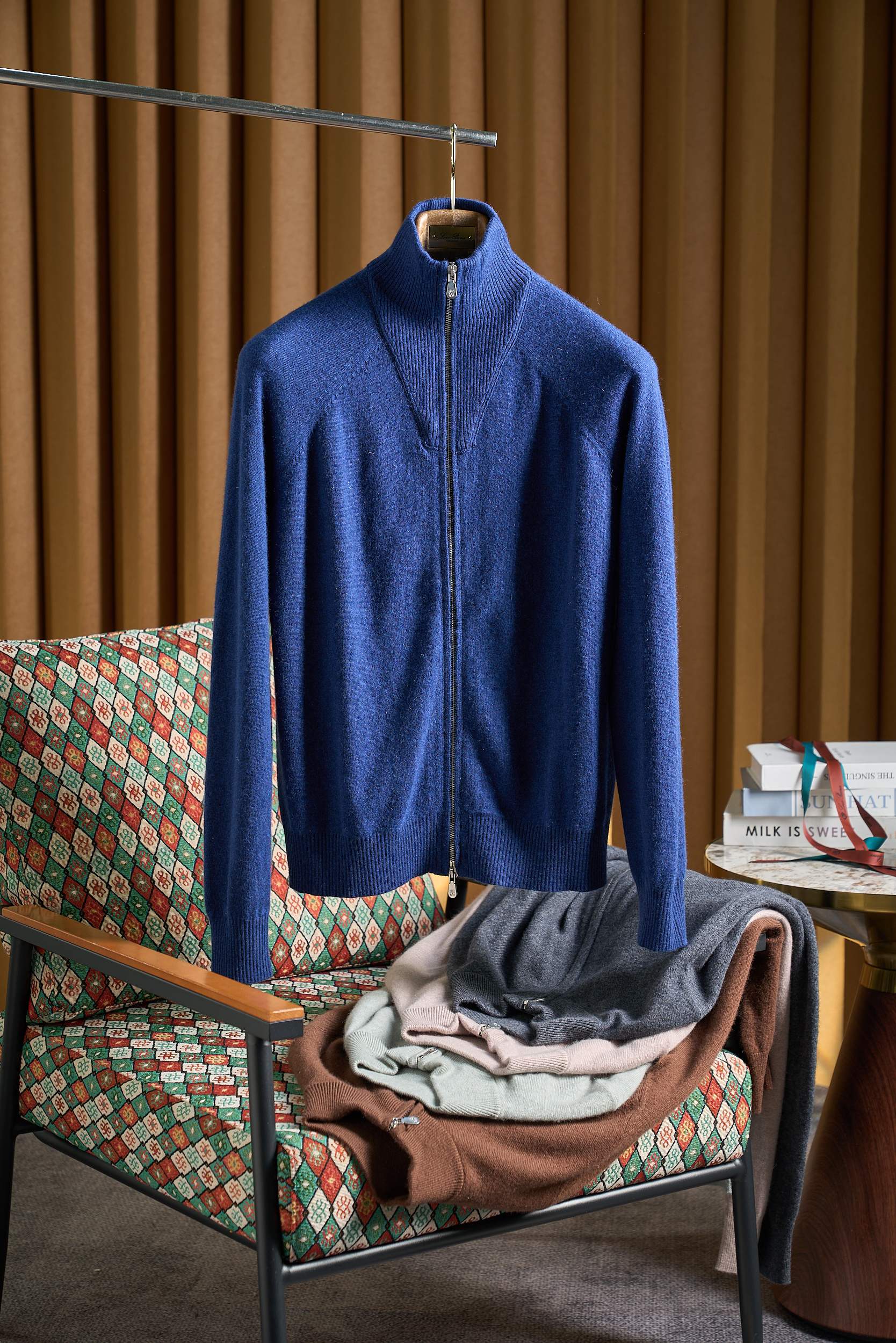NO:598819,[BC turtleneck cashmere zip-up sweater, premium cashmere, interpreting Italian luxury] In the palace of fashion, Brunello Cucinelli has always occupied a pivotal position with excellent quality and unique design. This cashmere zip-up sweater is the perfect embodiment of the essence of the brand, integrating luxury and comfort to the extreme. Select materials and enjoy the luxury touch of the clouds  Selected 70% top-grade cashmere and 30% fine wool blended fabric. Cashmere, as the 'soft gold' among fibers, is famous for its light, soft, soft and warm qualities. When it is cleverly combined with wool, it not only retains the ultimate softness and warmth of cashmere, but also adds the stiffness and durability of wool. Between the tentacles, it is as if you have stretched your hand into a pile of clouds, soft, waxy and gentle; when worn next to the skin, it is like being gently wrapped in a layer of gentle warmth, giving the skin the most luxurious pampering.  Classic design, interpreting Italian style  The style of the stand-up collar zipper is simple yet elegant. The stand-up collar design can well modify the neck line, whether it is a straight gentleman or an elegant sportsman, it can show a neat and capable temperament. The zipper is smooth and easy to pull, and has been treated with fine craftsmanship. It is durable and beautiful, and it is easy to open and close. The overall tailoring fits the curve of the human body, but is not too tight, giving the body a moderate amount of room for movement, allowing you to stretch freely while enjoying fashion.  The brand's ingenuity can be seen in the details. The exquisite collar label quietly demonstrates Brunello Cucinelli's noble status; the delicate knitted texture is even and tight, showing exquisite production craftsmanship. Diverse combinations, suitable for various scenes  This cashmere zip-up sweater has extremely high matching flexibility and can be easily controlled whether it is a business trip, casual party or daily home. Paired with a simple shirt and suit pants, it instantly creates a capable image of a business elite; combined with casual jeans and sneakers, it can create a casual casual style; in cooler weather, wear a coat to add layering and warmth. Size M-4XL, brunello cucinelli, sneakers, jeans, shirts, business  suit,gold,alexander wang19860909【BC高领羊绒拉链衫臻品羊绒,演绎意式奢华】 在时尚的殿堂中,Brunello Cucinelli始终以卓越的品质和独特的设计占据着举足轻重的地位.这款羊绒拉链衫,更是品牌精髓的完美体现,将奢华与舒适融合到极致. 甄选材质,奢享云端触感 精选70顶级羊绒与30细腻羊毛混纺面料,羊绒作为纤维中的“软黄金”,以其轻、软、柔、暖的特质闻名于世.当它与羊毛巧妙结合,既保留了羊绒的极致柔软与温暖,又增添了羊毛的挺括与耐用.触手之间,仿若把手伸进了云朵堆里,软糯又轻柔；贴肤穿着,犹如被一层温柔的暖意轻轻包裹,给予肌肤最奢华的宠爱. 经典设计,诠释意式风尚 立领拉链的款式,简约而不失大气.立领设计能够很好地修饰颈部线条,无论是挺拔的绅士还是优雅的型男,都能在它的衬托下展现出利落干练的气质.拉链顺滑易拉,经过精细的工艺处理,耐用且美观,开合间尽显从容.整体剪裁贴合人体曲线,却又不过分紧绷,给予身体适度的活动空间,让你在享受时尚的同时,也能自由舒展. 细节之处,更见品牌匠心.精致的领口标签,低调地彰显着Brunello Cucinelli的高贵身份；细腻的针织纹理,均匀而紧密,展现出精湛的制作工艺. 多元搭配,适配多样场景 这款羊绒拉链衫具有极高的搭配灵活性,无论是商务出行、休闲聚会还是日常居家,都能轻松驾驭.搭配简约的衬衫和西装裤,瞬间打造出商务精英的干练形象；与休闲的牛仔裤和运动鞋组合,又能营造出随性自在的休闲风格；在稍凉的天气里,外搭一件大衣,更添层次感与温暖感. 码数M-4XL,,brunello cucinelli,sneakers,jeans,shirts,business suit,gold,alexander wang,Men's clothing