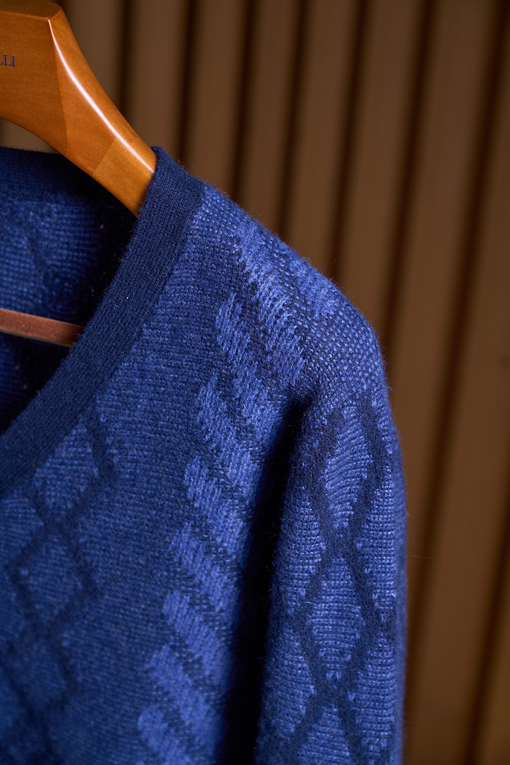 lP🆕家特织35%羊绒65%羊毛精纺纱线提花色织纽扣款羊绒开衫lP🆕家奢级开衫现货速发！35%羊绒+65