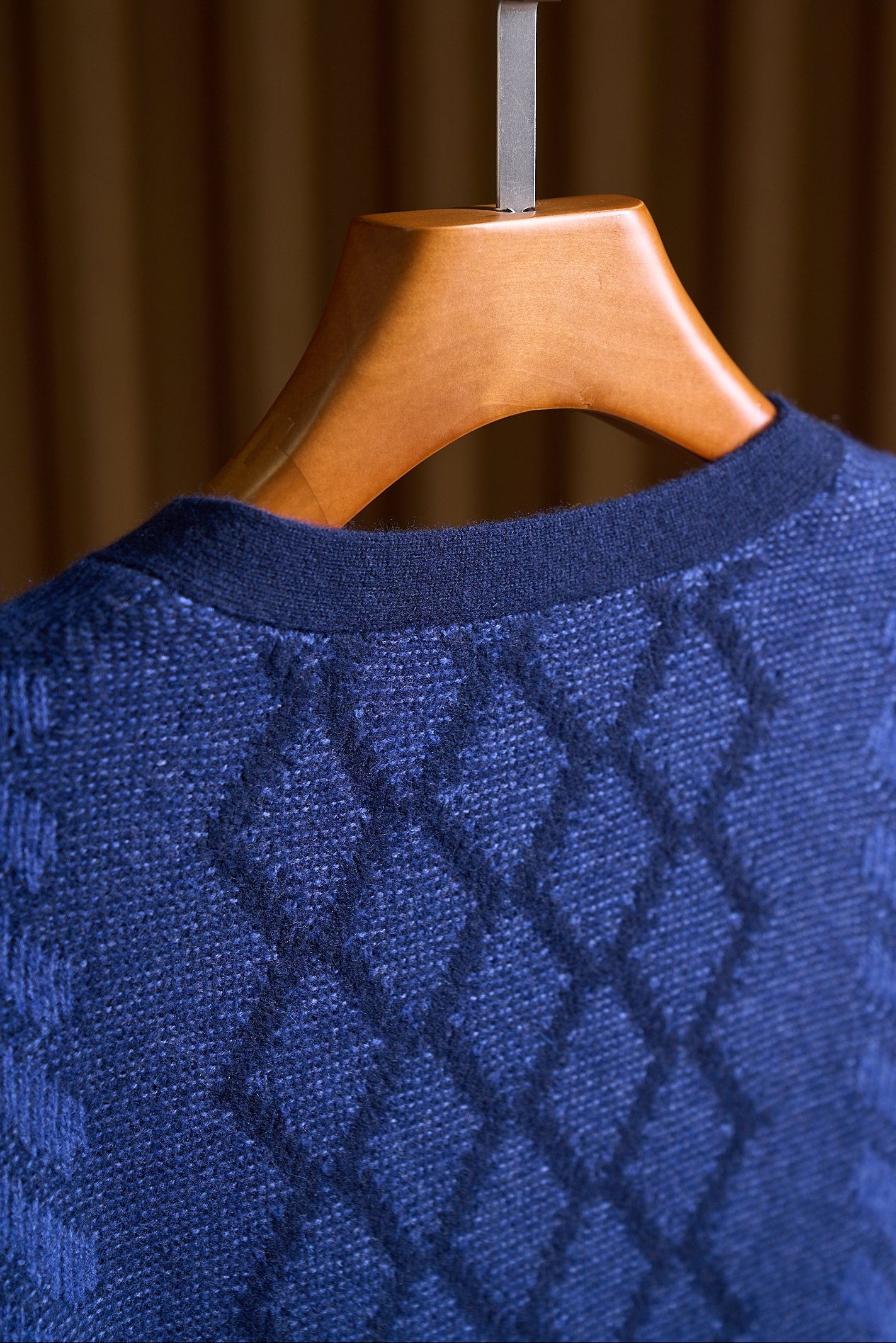 lP🆕家特织35%羊绒65%羊毛精纺纱线提花色织纽扣款羊绒开衫lP🆕家奢级开衫现货速发！35%羊绒+65