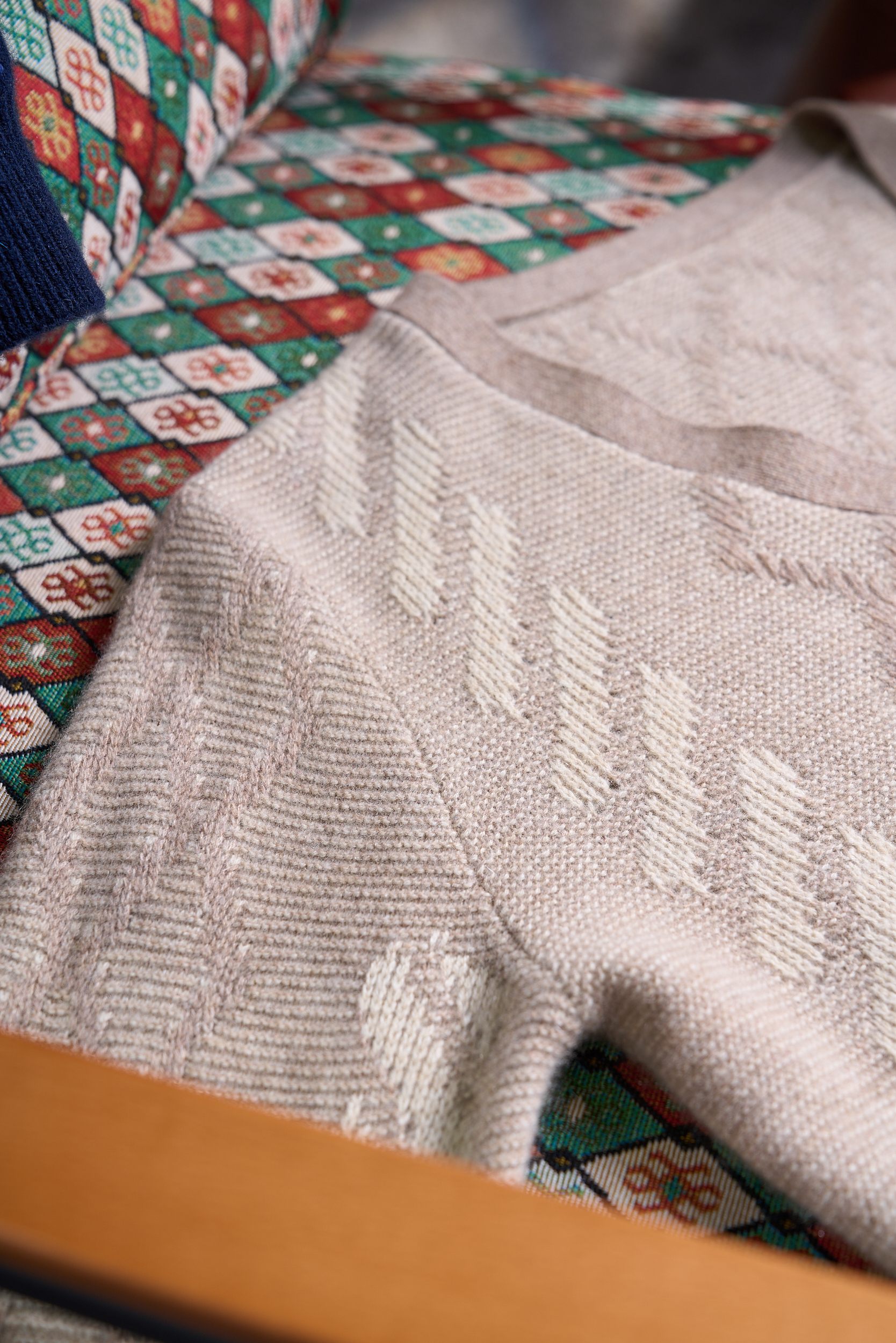 lP🆕家特织35%羊绒65%羊毛精纺纱线提花色织纽扣款羊绒开衫 lP🆕家奢级开衫现货速发！35%羊绒+6