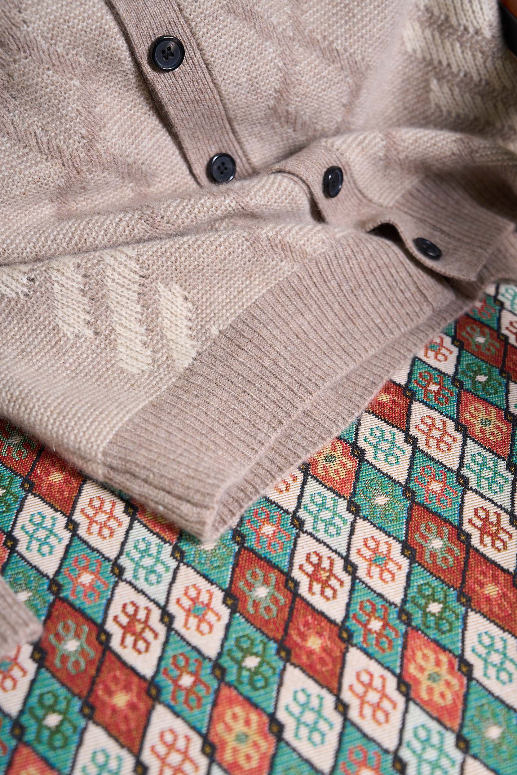 lP🆕家特织35%羊绒65%羊毛精纺纱线提花色织纽扣款羊绒开衫 lP🆕家奢级开衫现货速发！35%羊绒+6