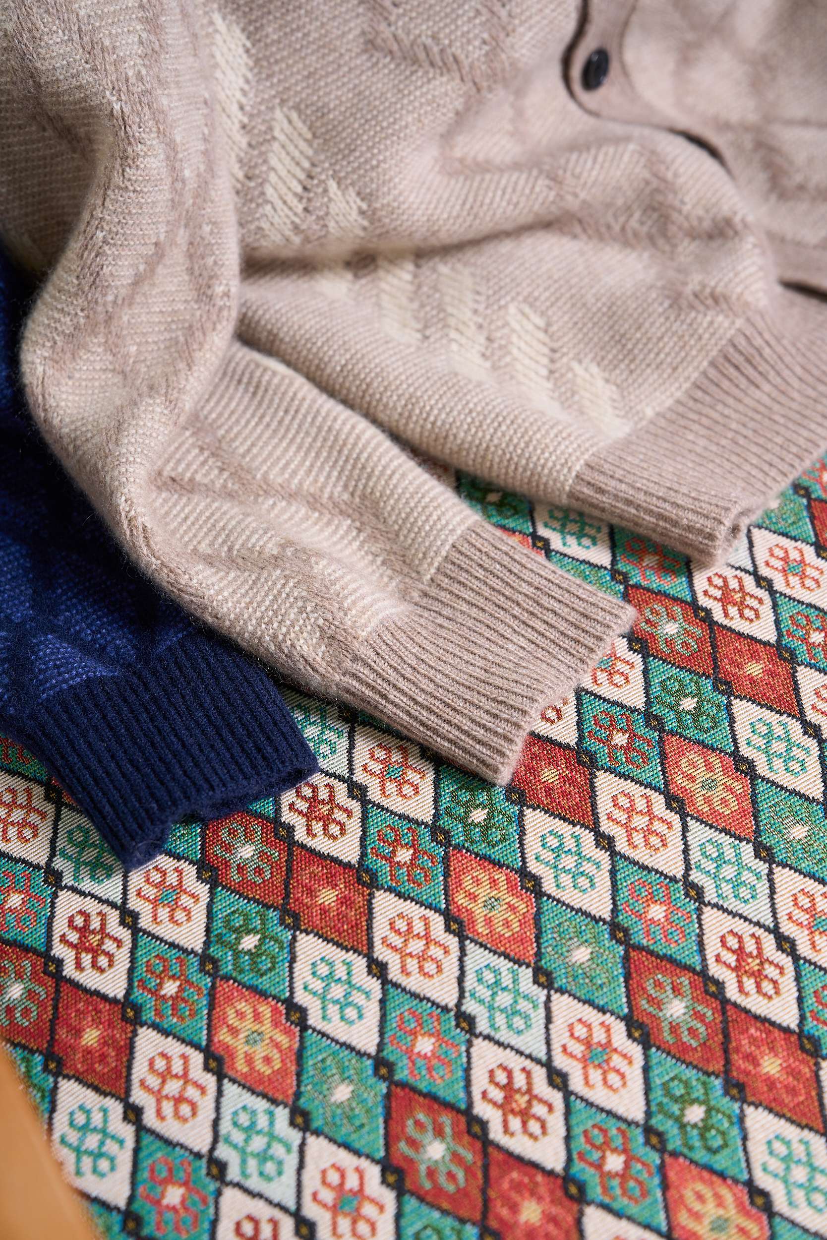 lP🆕家特织35%羊绒65%羊毛精纺纱线提花色织纽扣款羊绒开衫 lP🆕家奢级开衫现货速发！35%羊绒+6