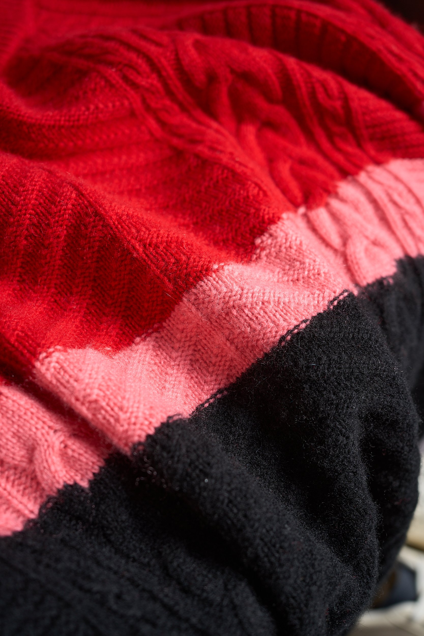 奢品缔造时尚新配色！渐变色织工艺提花麦穗“8”字扭花纹理羊毛羊绒混纺针织圆领羊绒衫奢雅新境 织就高阶质感