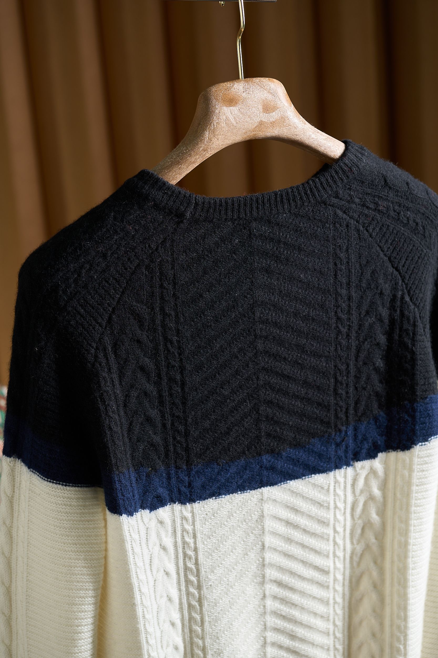 奢品缔造时尚新配色！渐变色织工艺提花麦穗“8”字扭花纹理羊毛羊绒混纺针织圆领羊绒衫奢雅新境 织就高阶质感